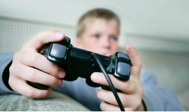 دراسة : ممارسة الأطفال لألعاب الفيديو أكثر من 9 ساعات أسبوعيا خطر عليهم