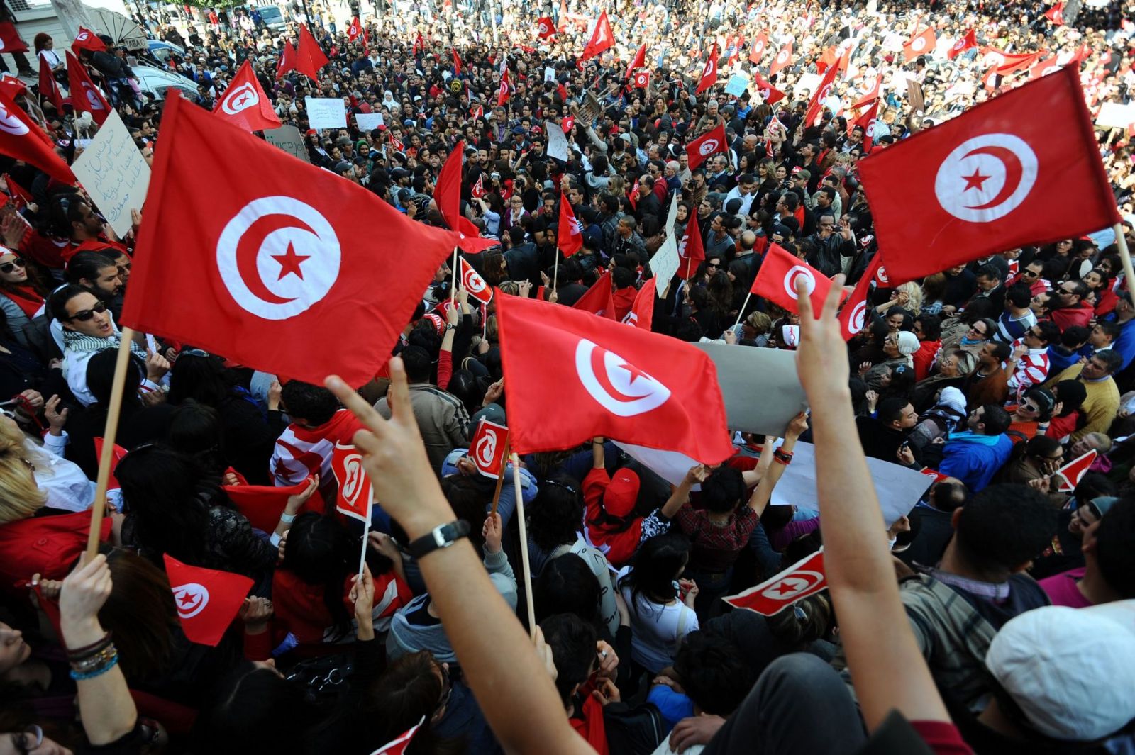 30 شابا تونسيا يحاولون الانتحار جماعيا