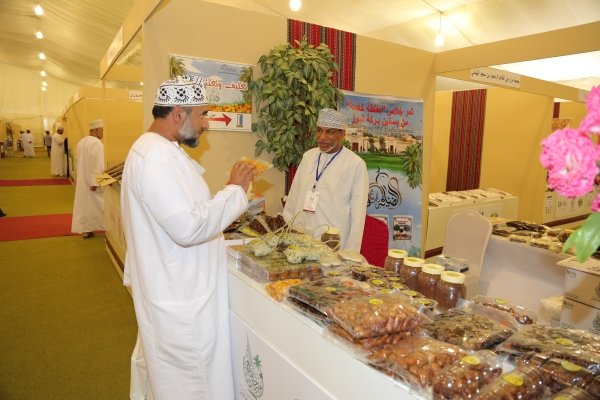 بدء مهرجان التمور العمانية الرابع