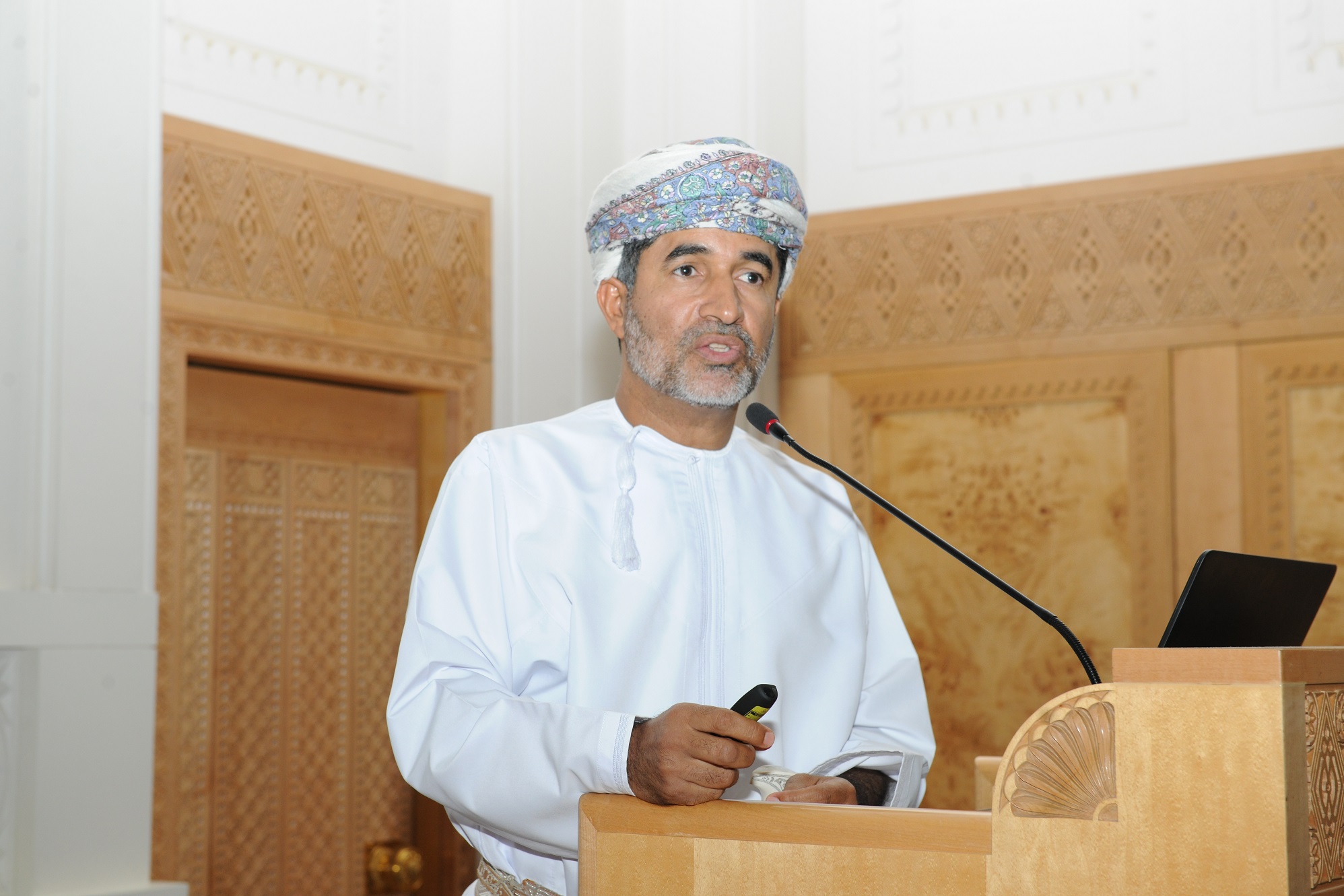 الحراصي يدشن وثيقتي حقوق وواجبات المرضى ورفض الاعتداء على العاملين الصحيين