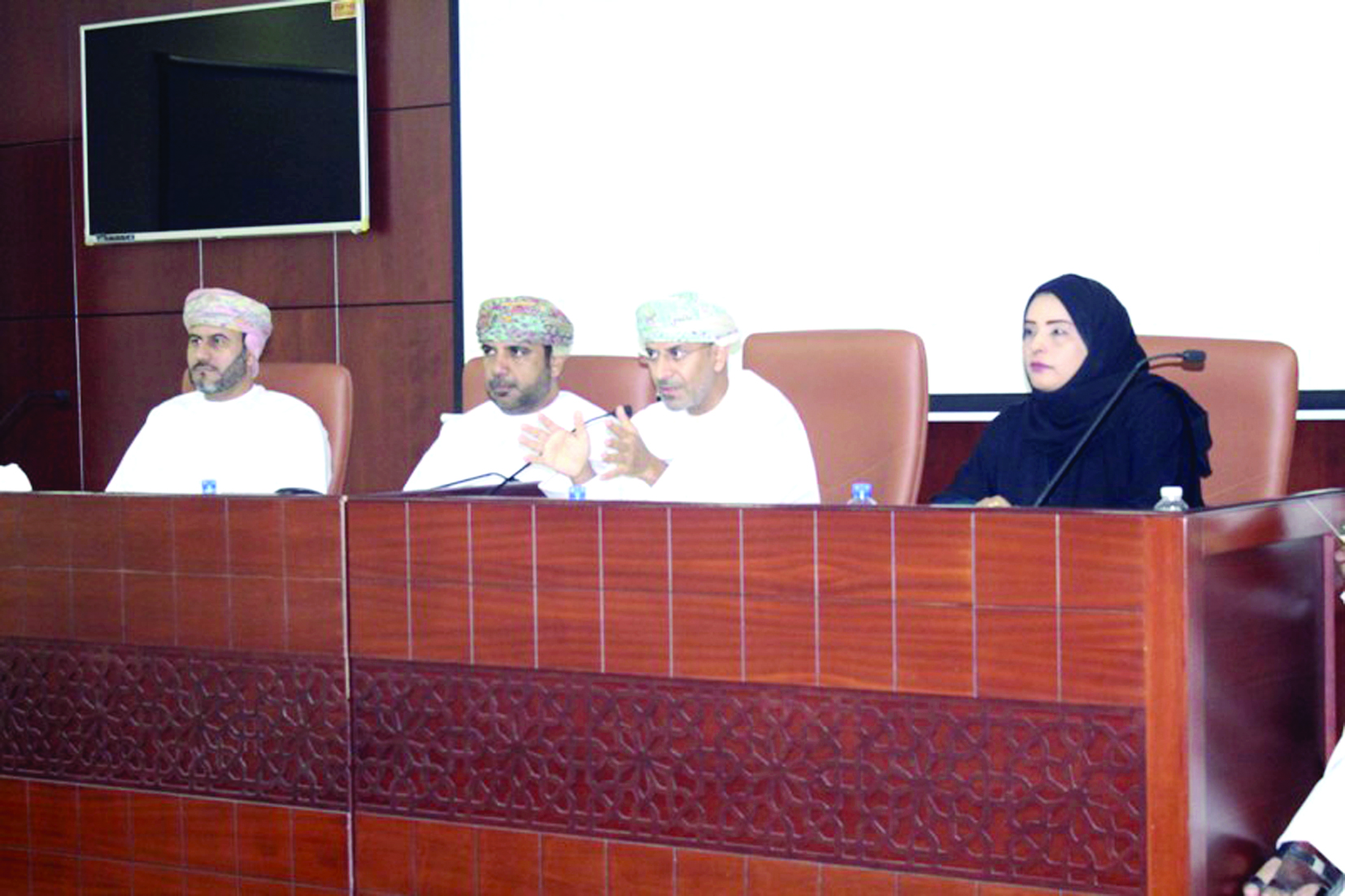 البلديات تناقش واقع العمل الميداني بالبريمي