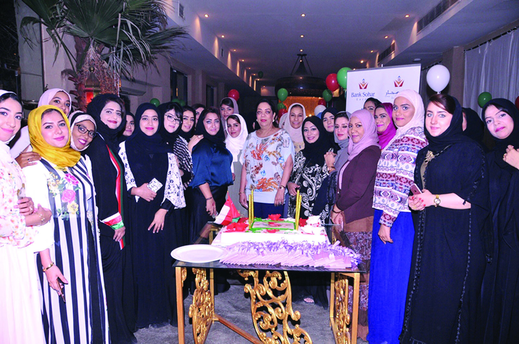 بنك صحار يحتفي بيوم المرأة العمانية باحتفالية خاصة لموظفاته