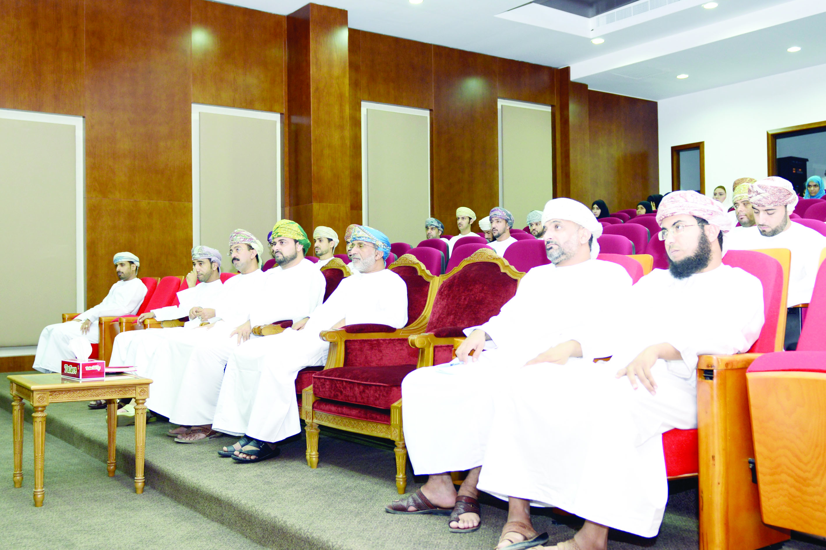 «الصناعات الحرفية» تعرّف موظفيها على آليات التعامل مع الوثائق الحكومية