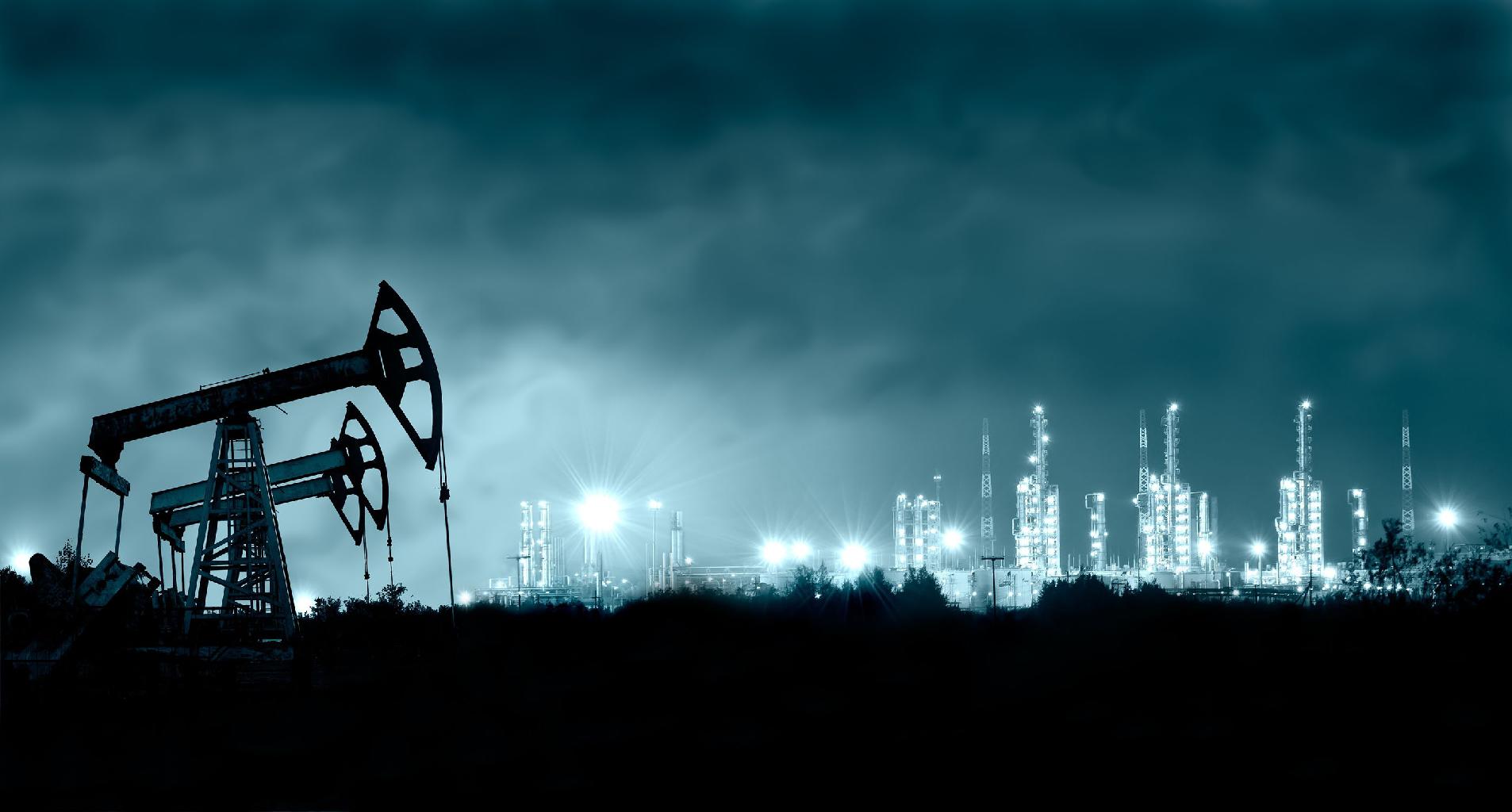 أسعار النفط تتراجع عن أعلى مستوياتها منذ يونيو الماضي