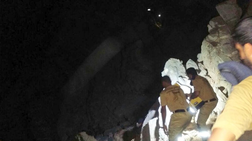 فرق البحث والإنقاذ تنقذ شخصين احتجزا في أعلى أحد جبال ولاية بوشر