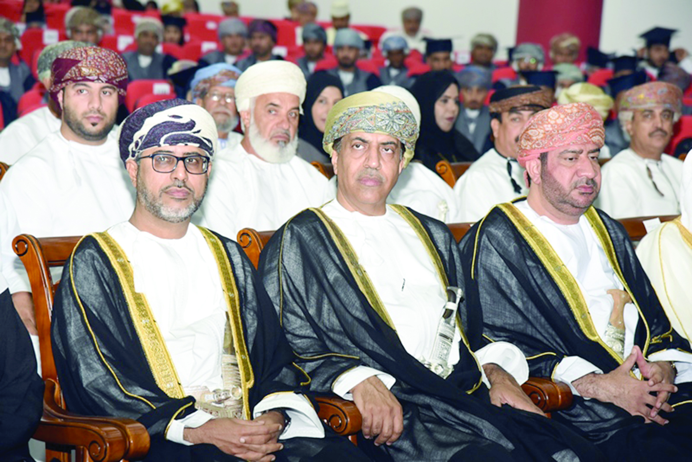 كلية الخليج تحتفل بتخريج دفعتين من طلابها