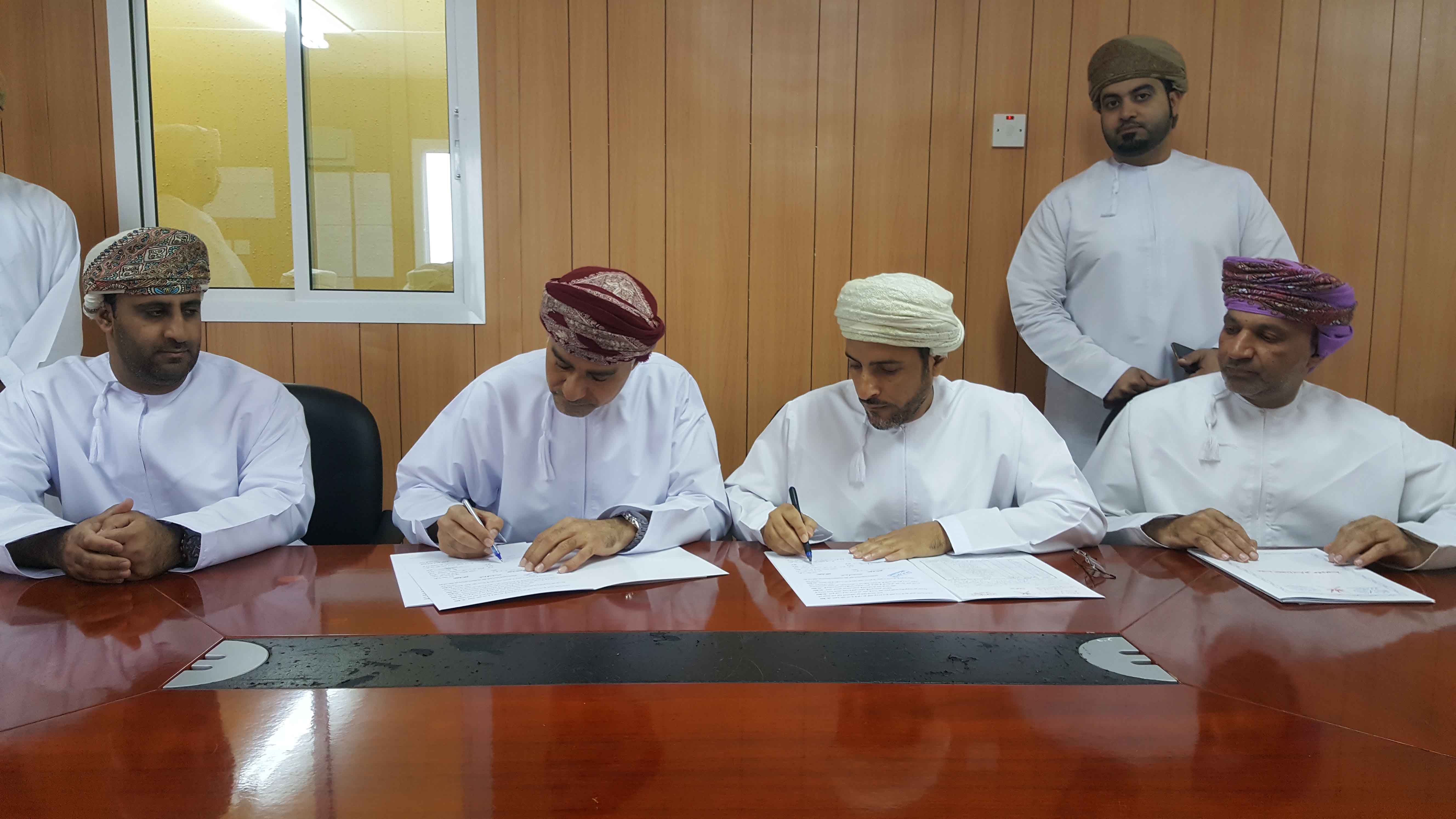 وزارة الإسكان توقع عقد انتفاع بأرض في ولاية عبري لشركة النماء للدواجن