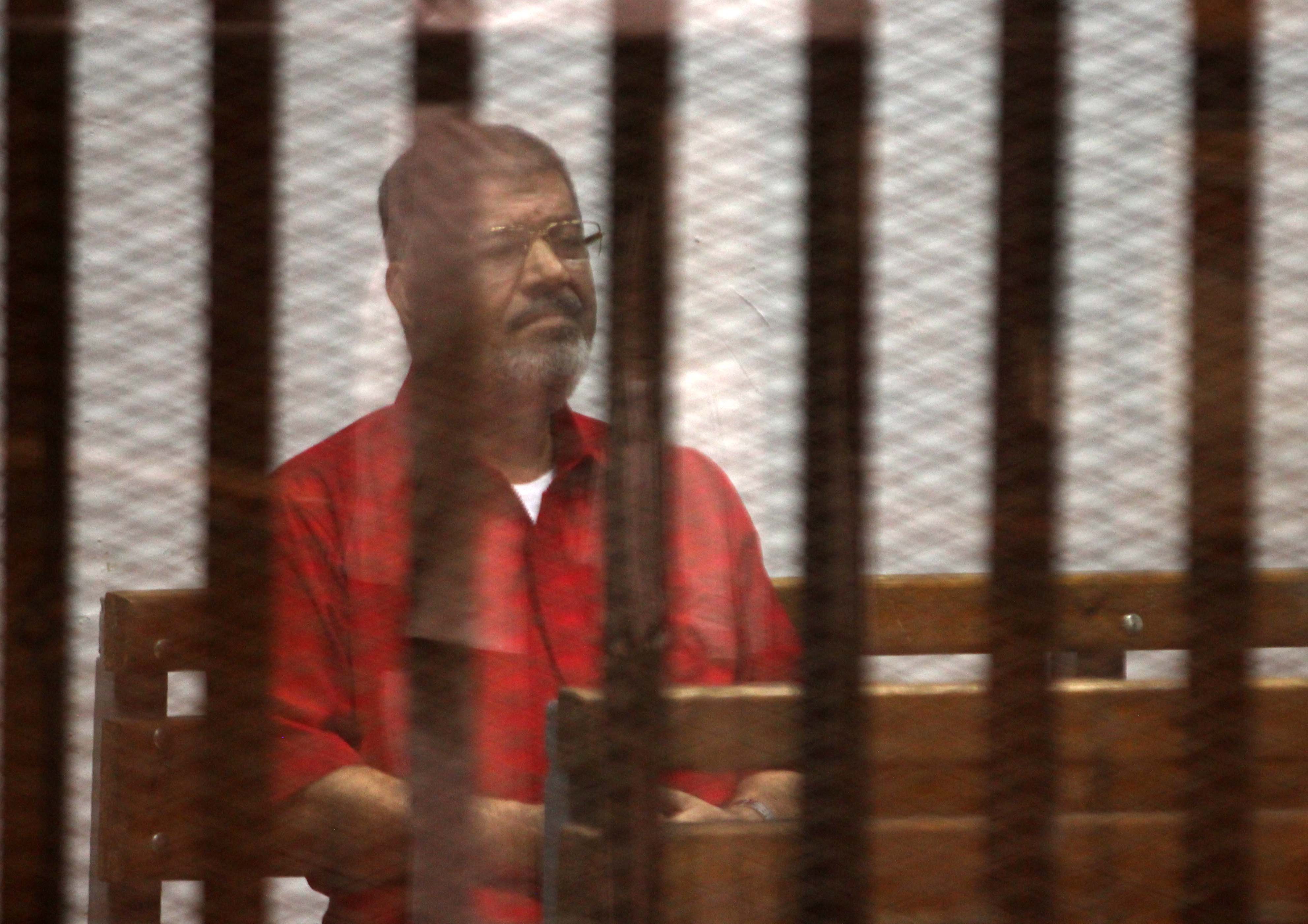 "مرسي" يخلع البدلة الحمراء ويرتدي الزرقاء بعد إلغاء إعدامه