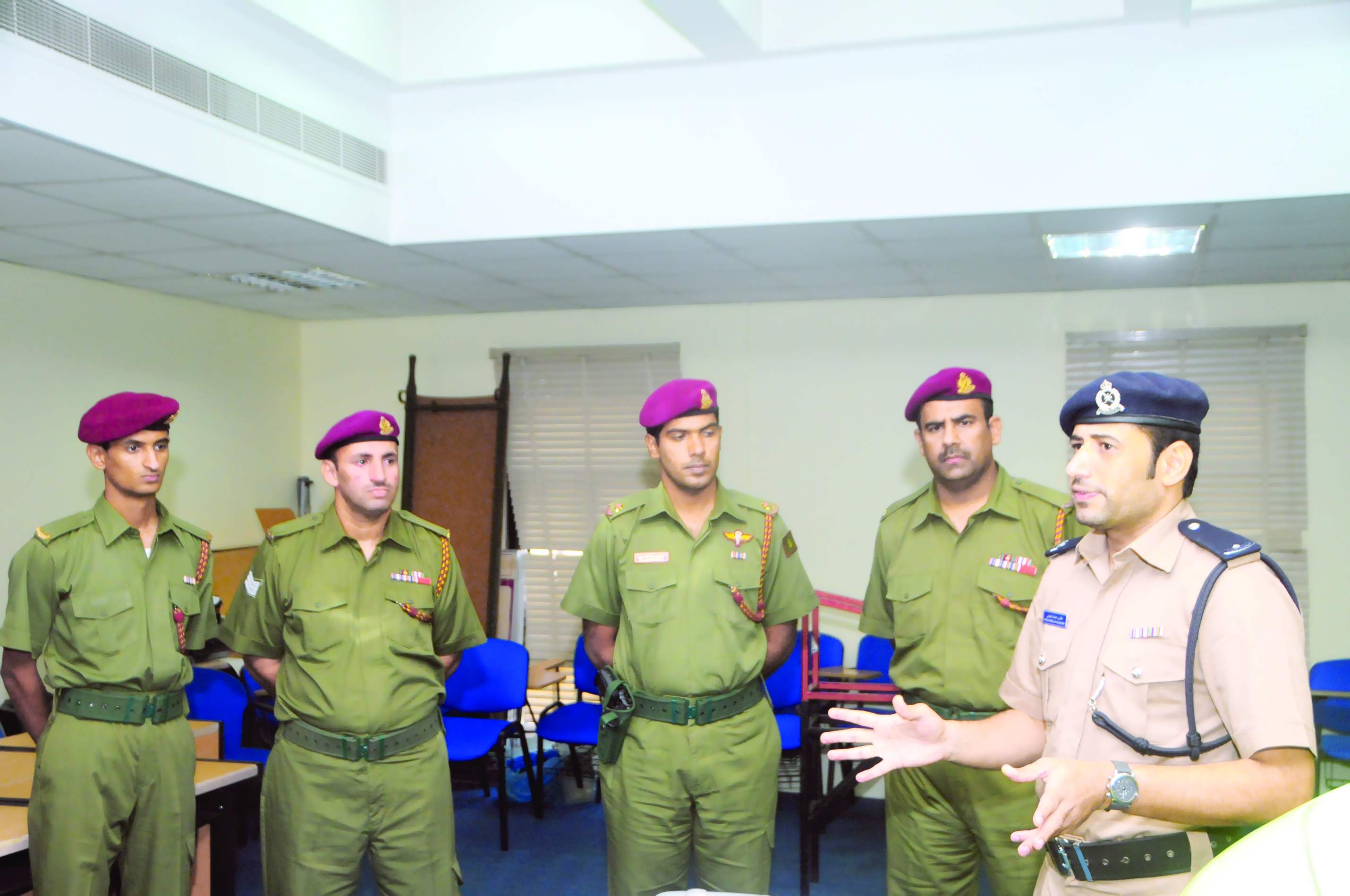معهد السلامة المرورية يستقبل عدداً من ضباط وأفراد الحرس السلطاني العماني