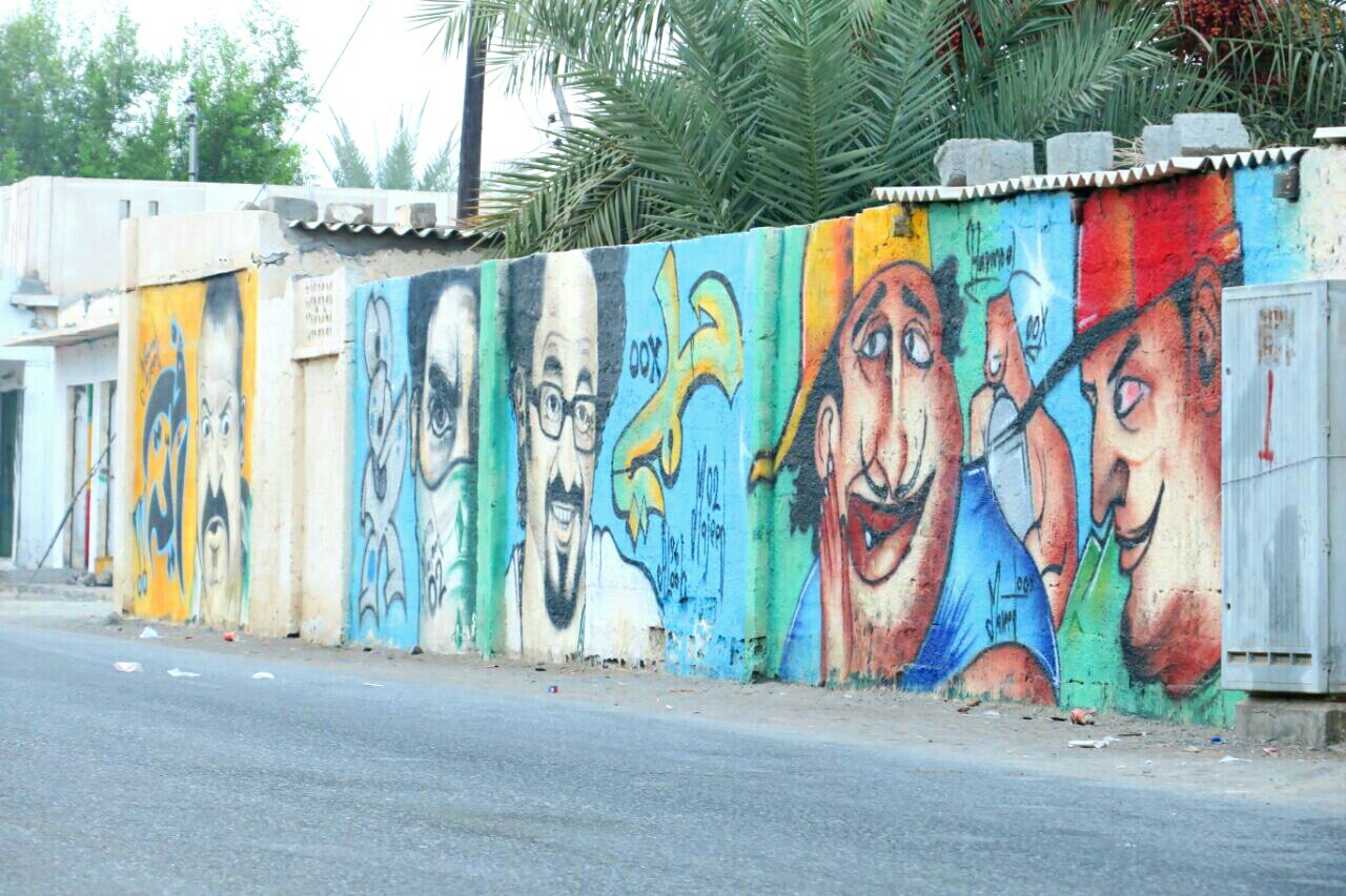 بالصور: عبدالمجيد المعمري يرسم الإبداع على جدران لوى