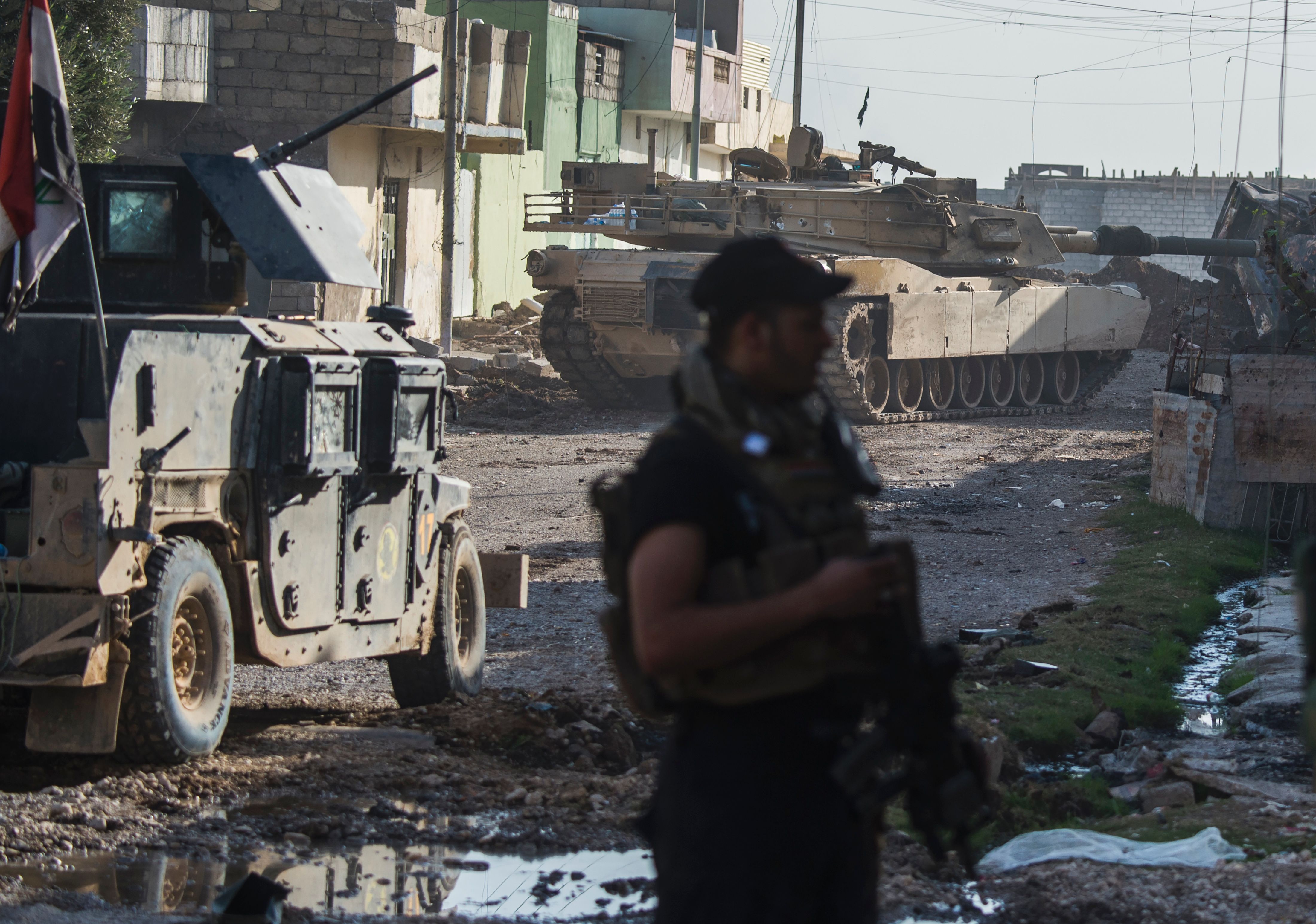 داعش يفجر سيارات مفخخة وسط منازل المدنيين