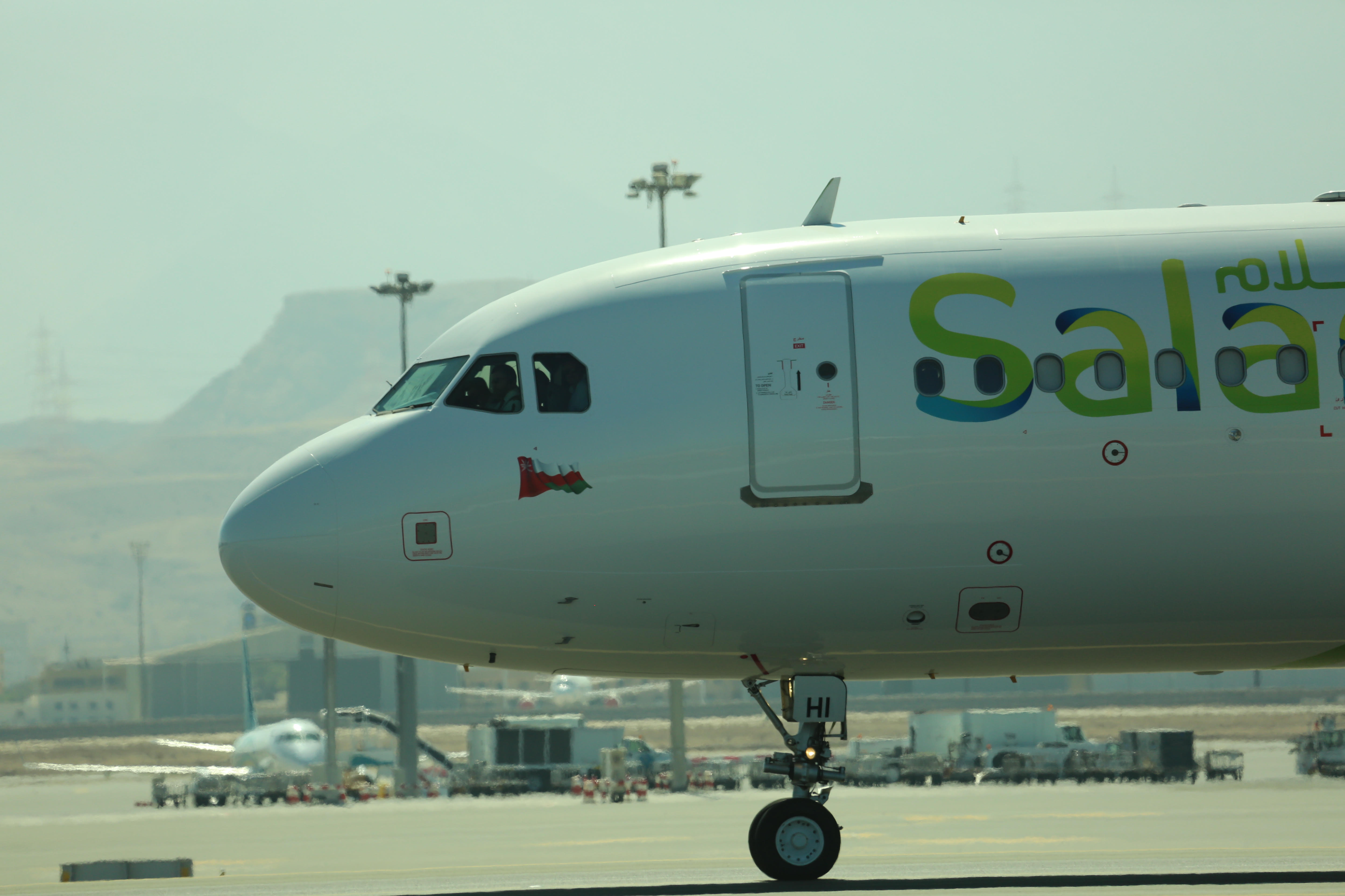 احتفالاً بالعيد الوطنيّ المجيد .. أولى طائرات طيران السلام تهبط في مطار مسقط الدوليّ