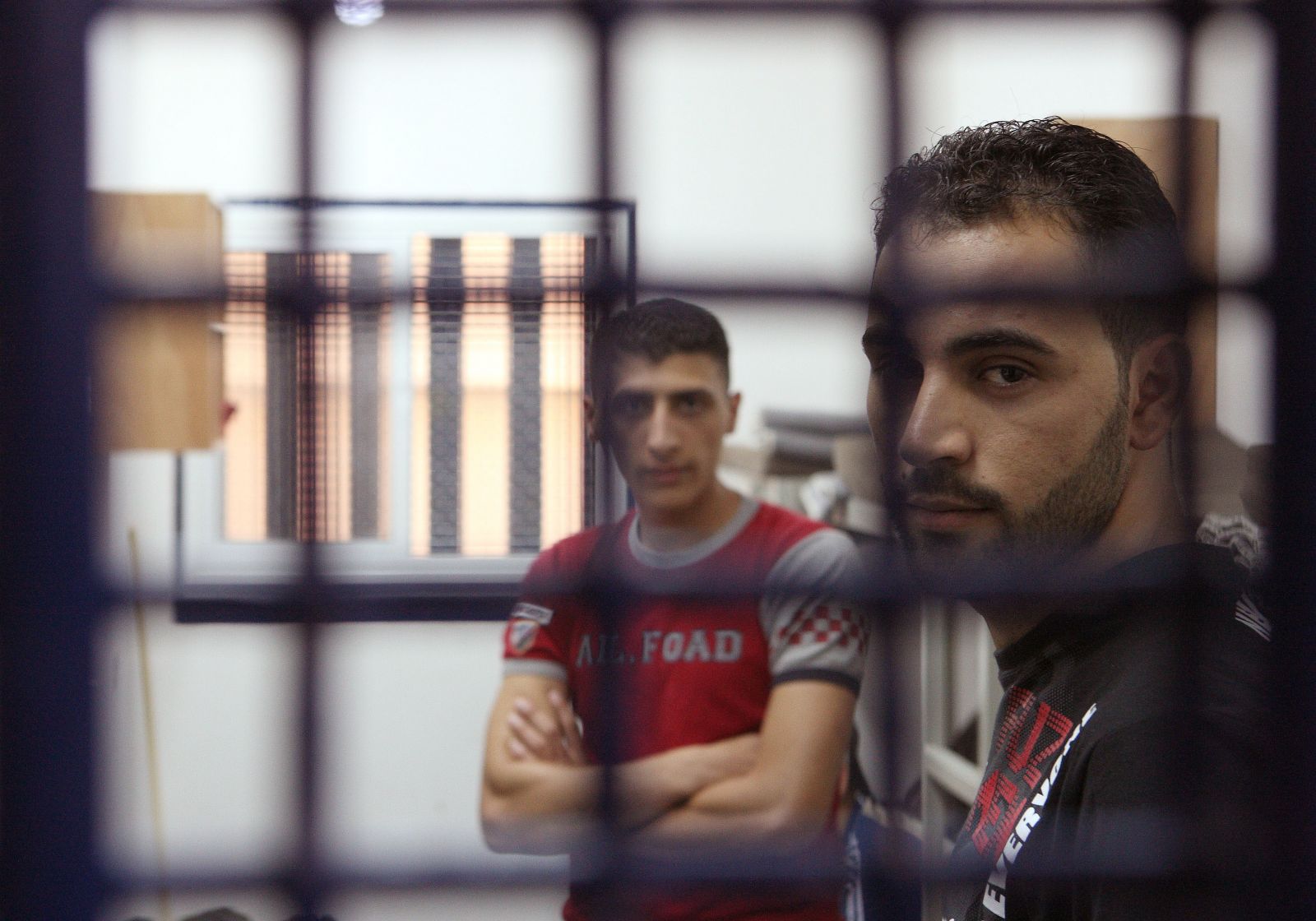 كم عدد الاسرى الفلسطينيين في سجون الاحتلال ؟