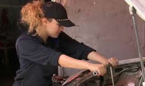 تعرف على أول امرأة تعمل "ميكانيكي" في تونس