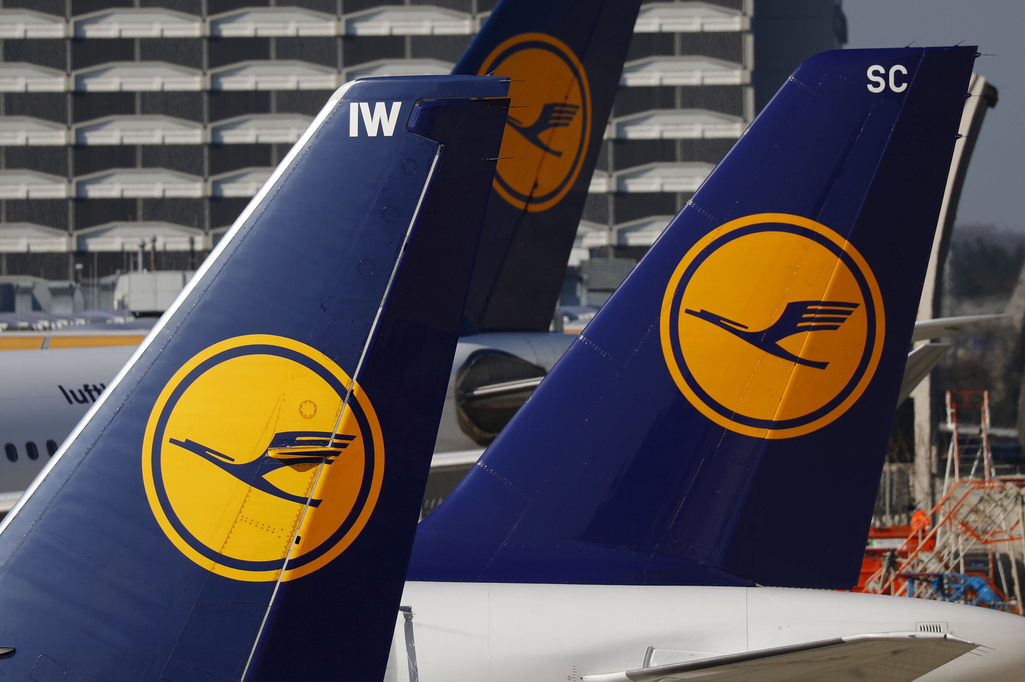 Lufthansa cancels 876 flights on Wednesday due to pilots' strike
