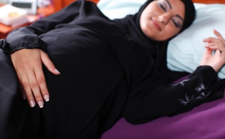 دراسة: الاستلقاء على الظهر في أيام الحمل الأخيرة يزيد من خطر الاملاص او وفاة الجنين