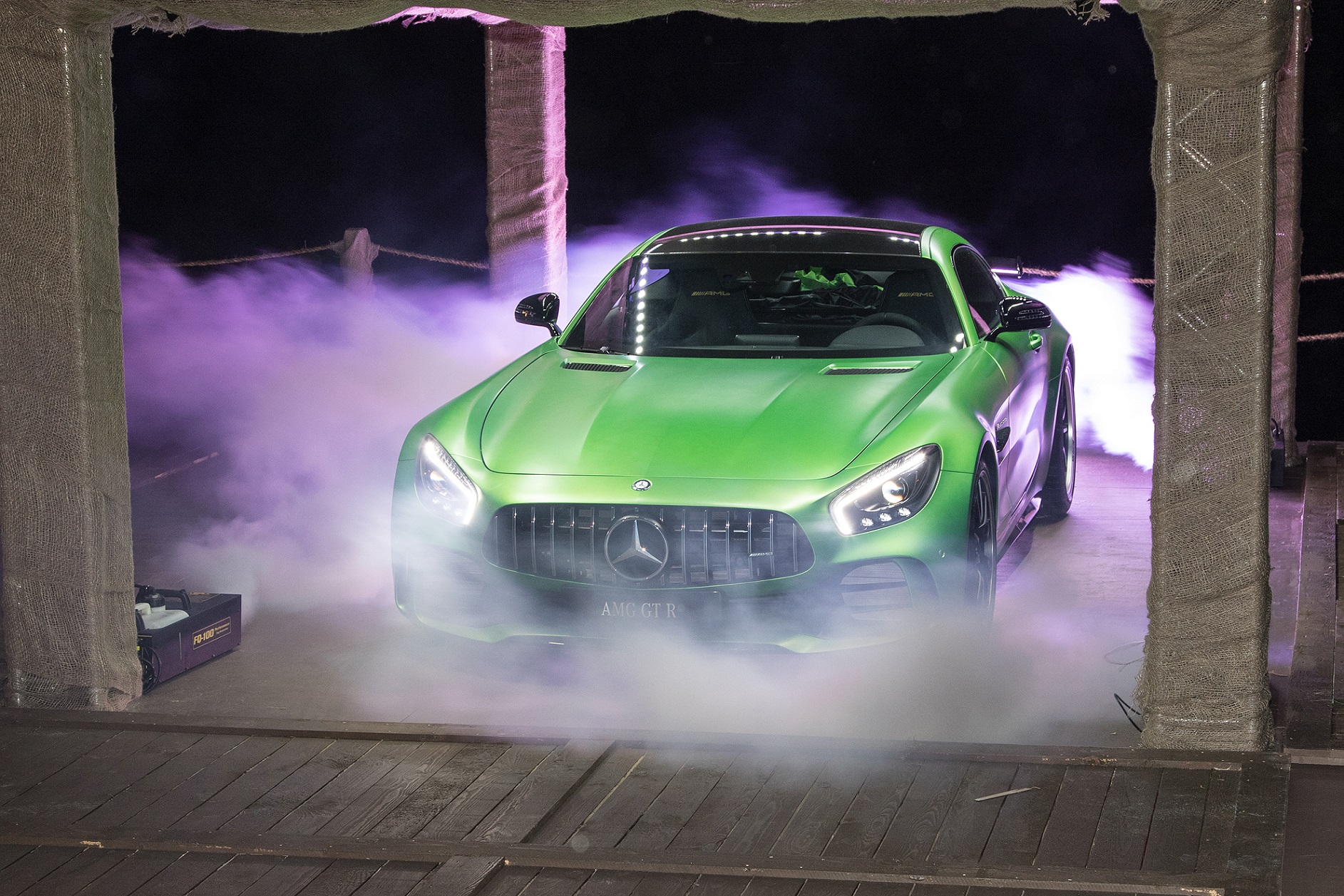 سيارة GT R من مرسيدس-AMG تشعل الأجواء في أبوظبي