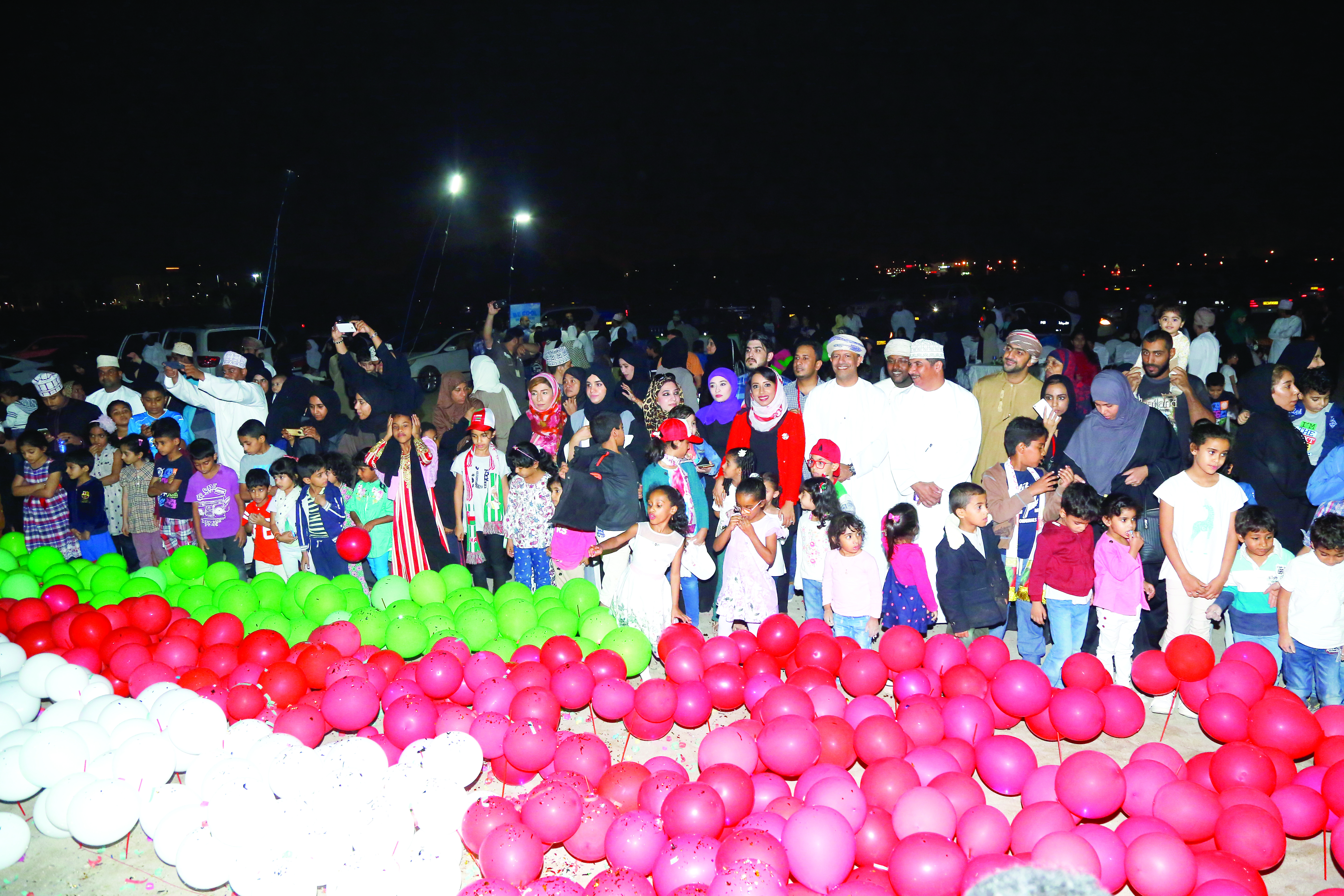 2000 بالون تضيء الشاطئ احتفالاً بالعيد