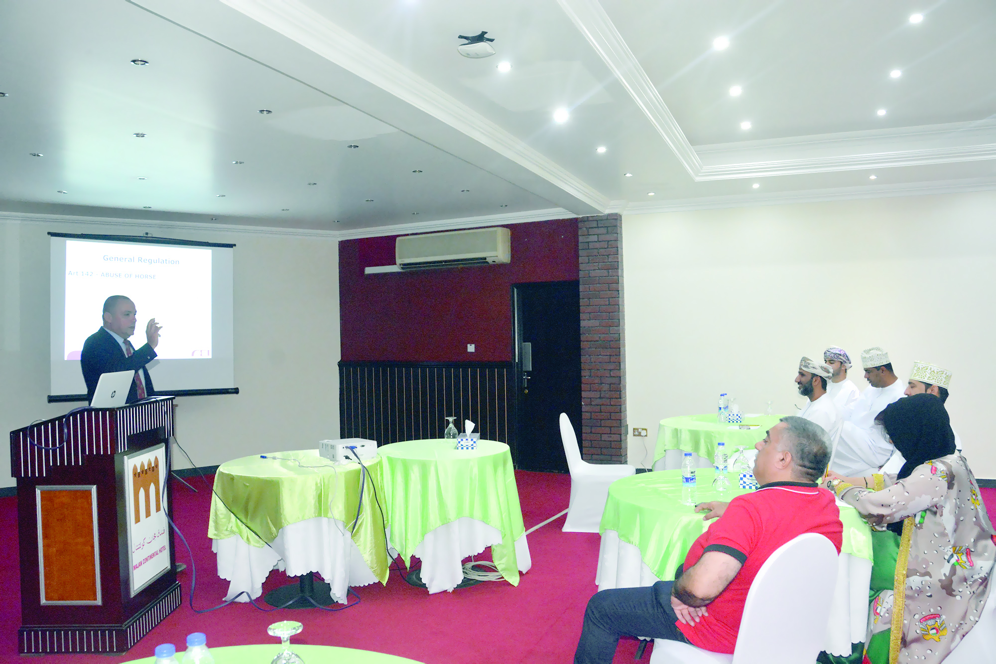 تواصل دورات الأطباء البياطرةفي مجال الفروسية وعلاج الخيل