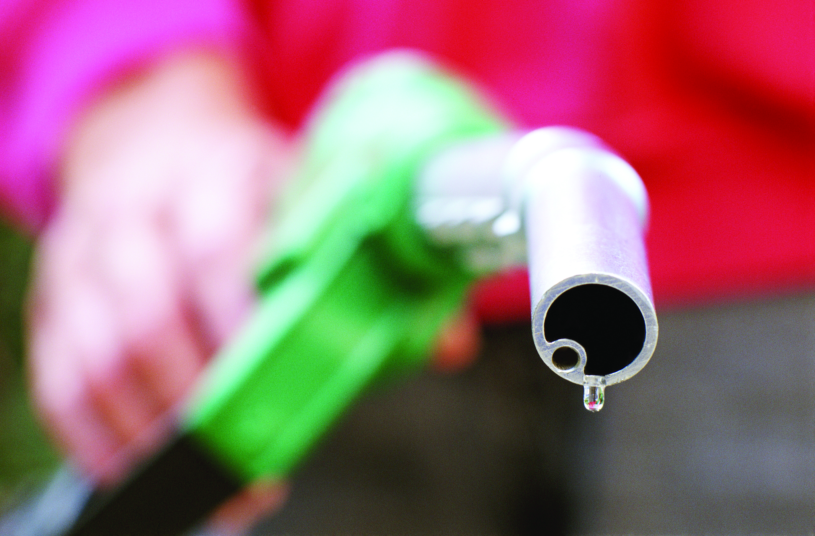 انخفاض طفيف لأسعار الوقود لشهر ديسمبر