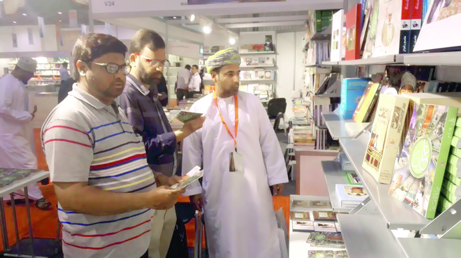 جناح السلطنة بمعرض الشارقة للكتاب يشهد اقبالا كبيرا
