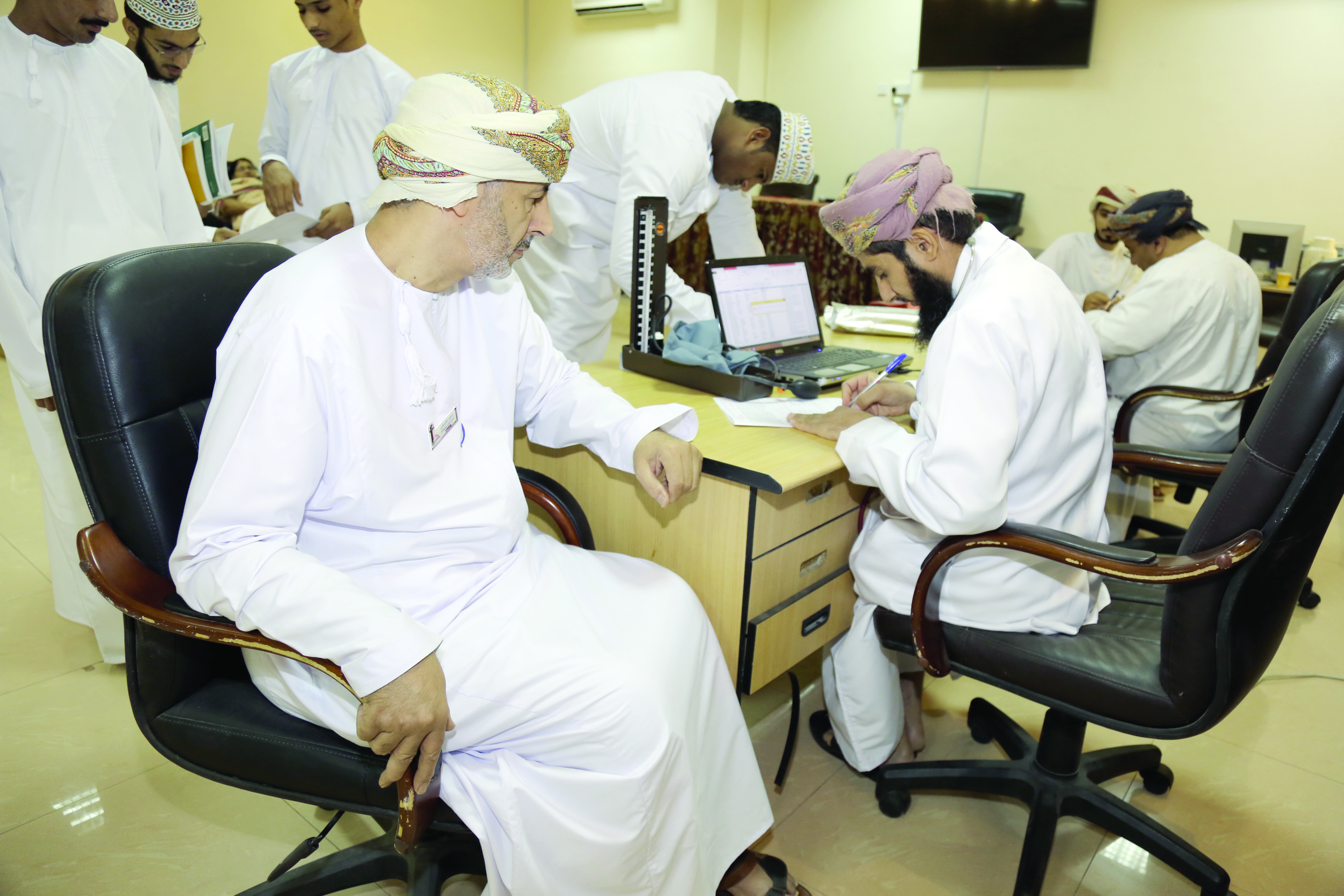 حملة للتبرع بالدم في تطبيقية نزوى