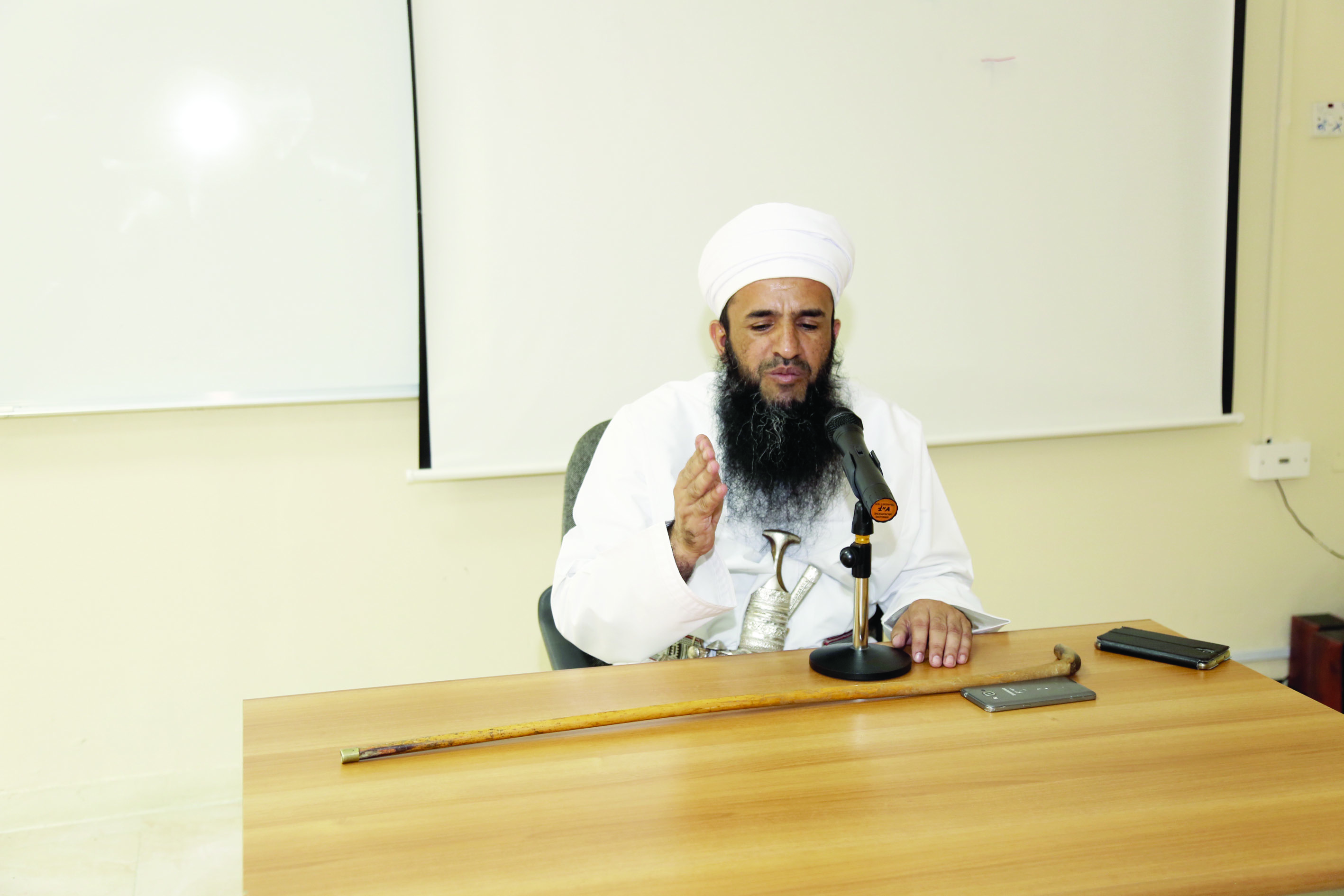محاضرة بتطبيقية نزوى عن فضل العلم وأهميته