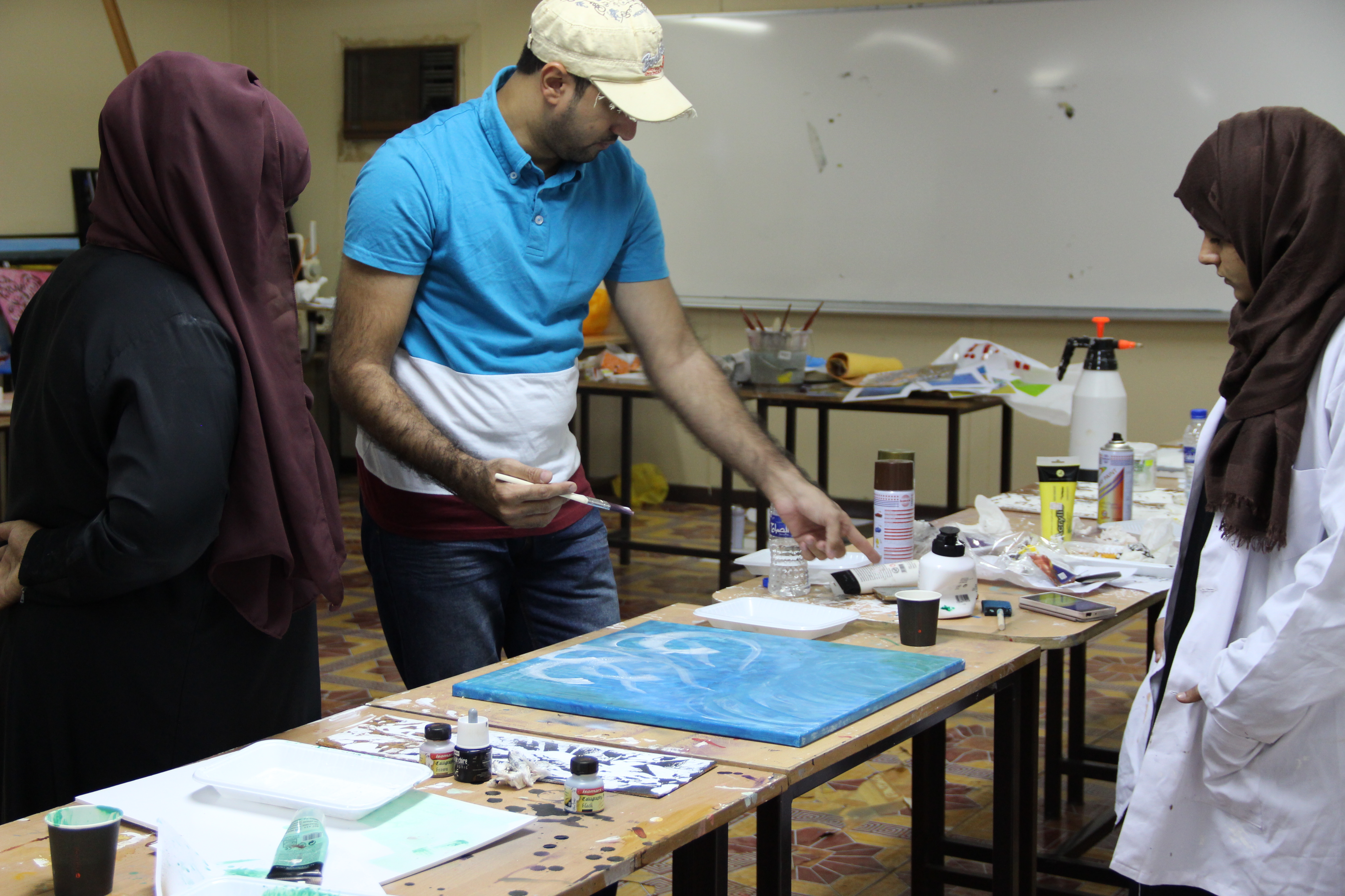 "تطبيقية الرستاق" تستعرض "التشكيلات الحروفية"