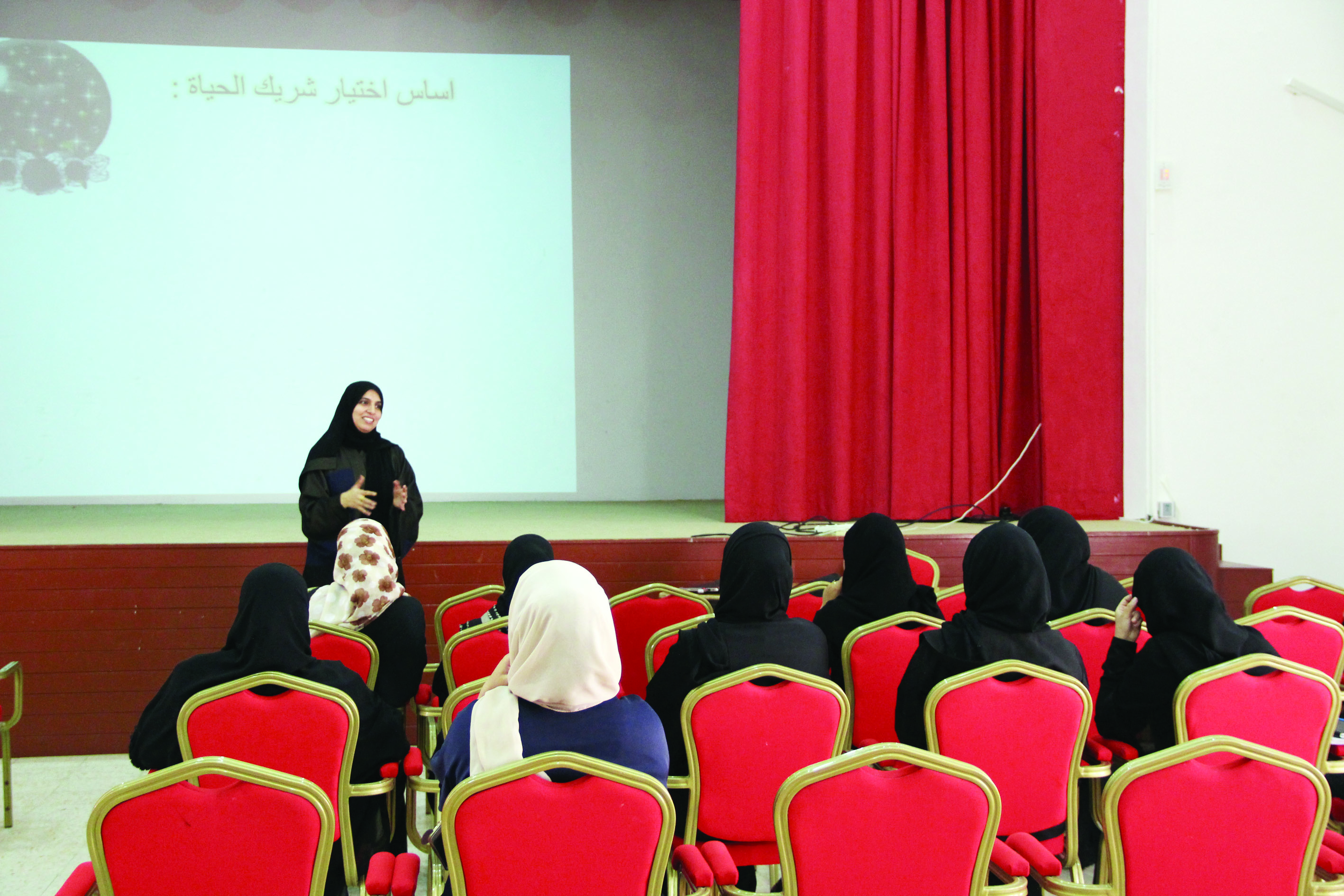 حلقة عمل حول برنامج الإرشاد الزواجي بالرستاق