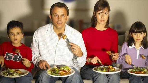 الأكل أثناء مشاهدة التلفزيون يزيد احتمالات تناول طعام غير صحي