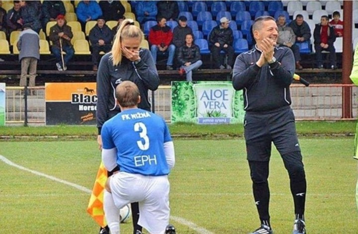 لاعب يعرض الزواج "حكمة" المباراة