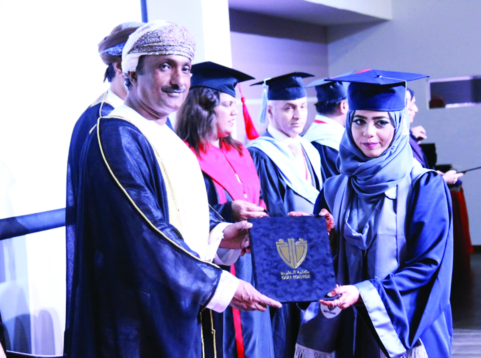 كلية الخليج تحتفل بتخريج دفعتين من طلبتها