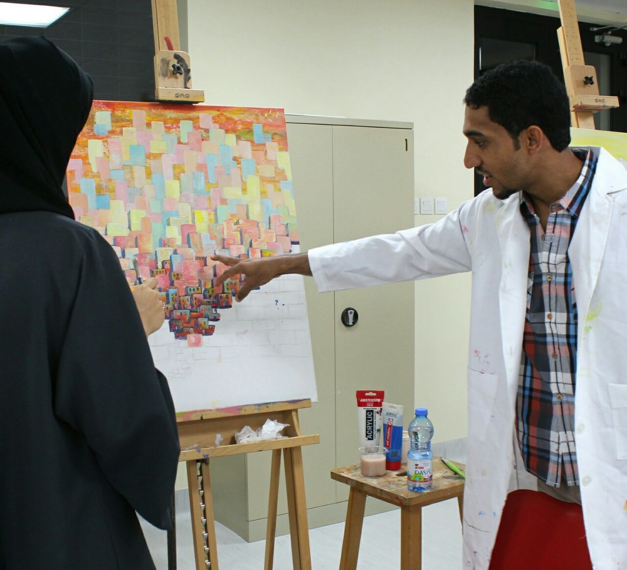 جامعة السلطان قابوس تنظم المعرض الفني مدينة الأفق القريب