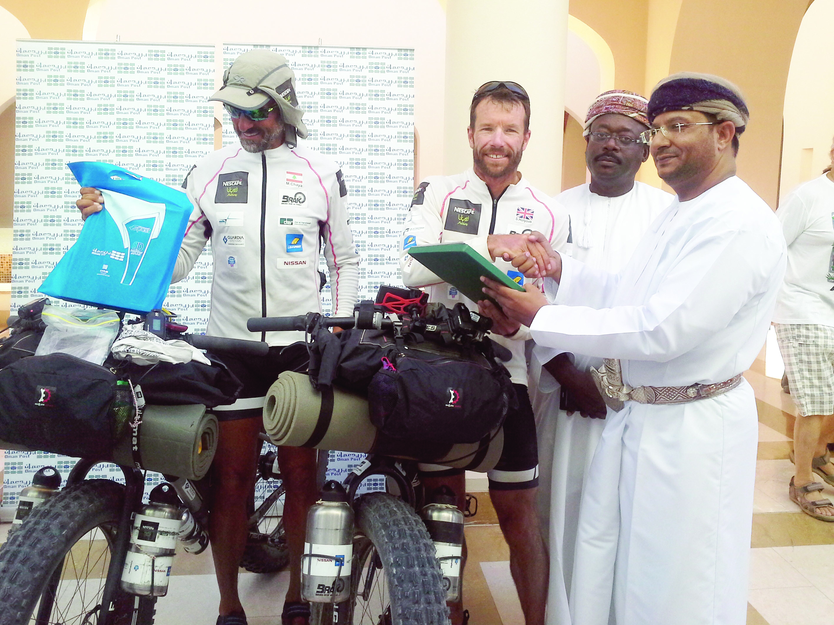 الدرَّاجان ستيف ومكسيم يتحدثان عن رحلتهما بصحراء الربع الخالي