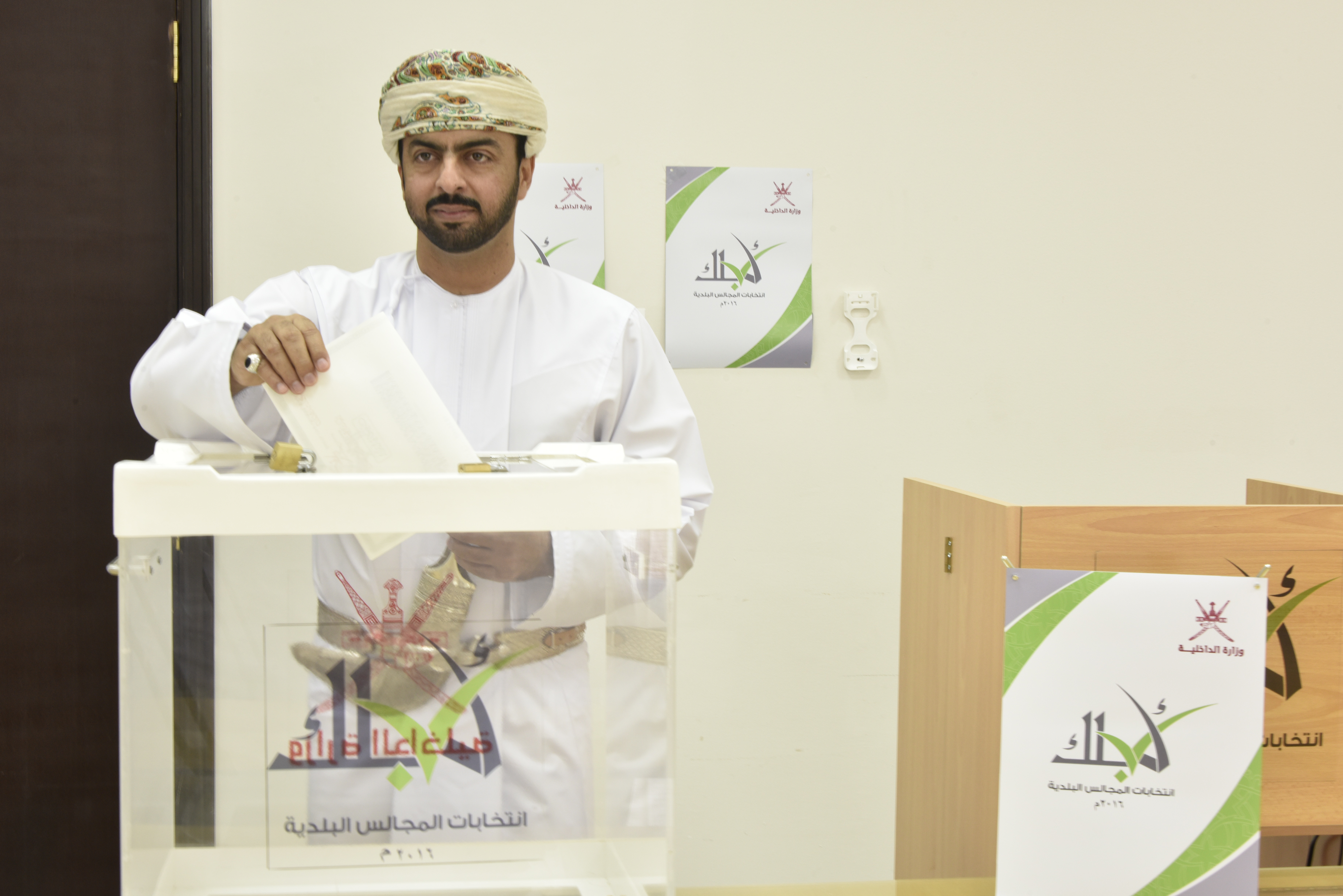 بدء تصويت العمانيين خارج السلطنة واعضاء اللجان لإنتخابات "البلدي"