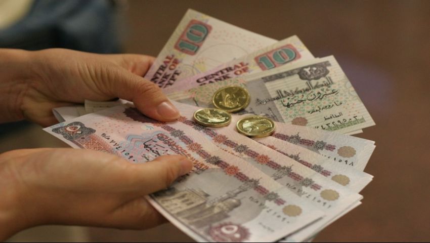 هبوط حاد وسريع للجنيه في بنوك مصر وسط طلب كثيف على الدولار