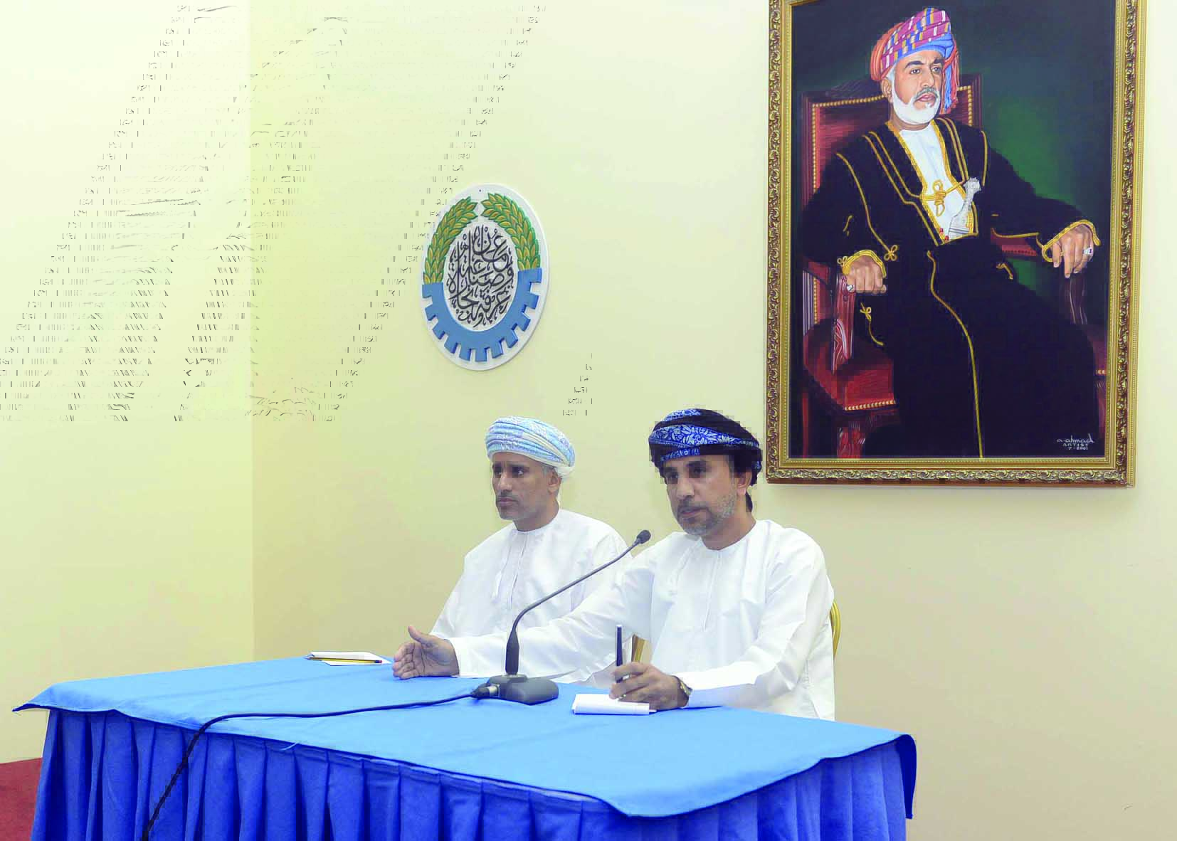 مناقشة  تأهيل العمانيين  للتنافس على الوظائف القيادية في القطاع الخاص
