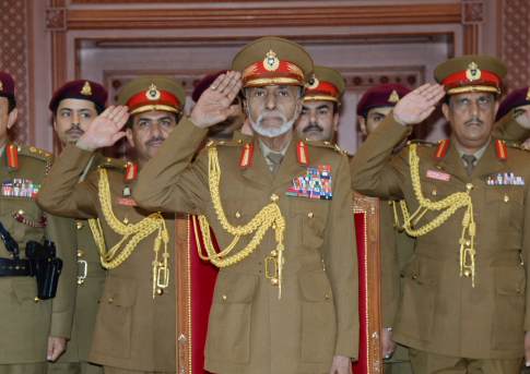 جلالة القائد الأعلى للقوات المسلحة ينعم بميداليتي الخدمة الممتازة والثناء السلطاني