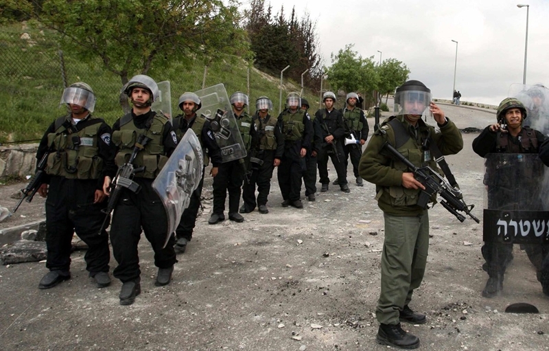 إصابة شاب فلسطيني واعتقال آخر خلال مداهمات للاحتلال في الضفة الغربية
