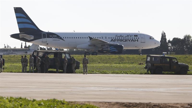 بعض ركاب الطائرة الليبية المخطوفة في مالطا ينزلون منها