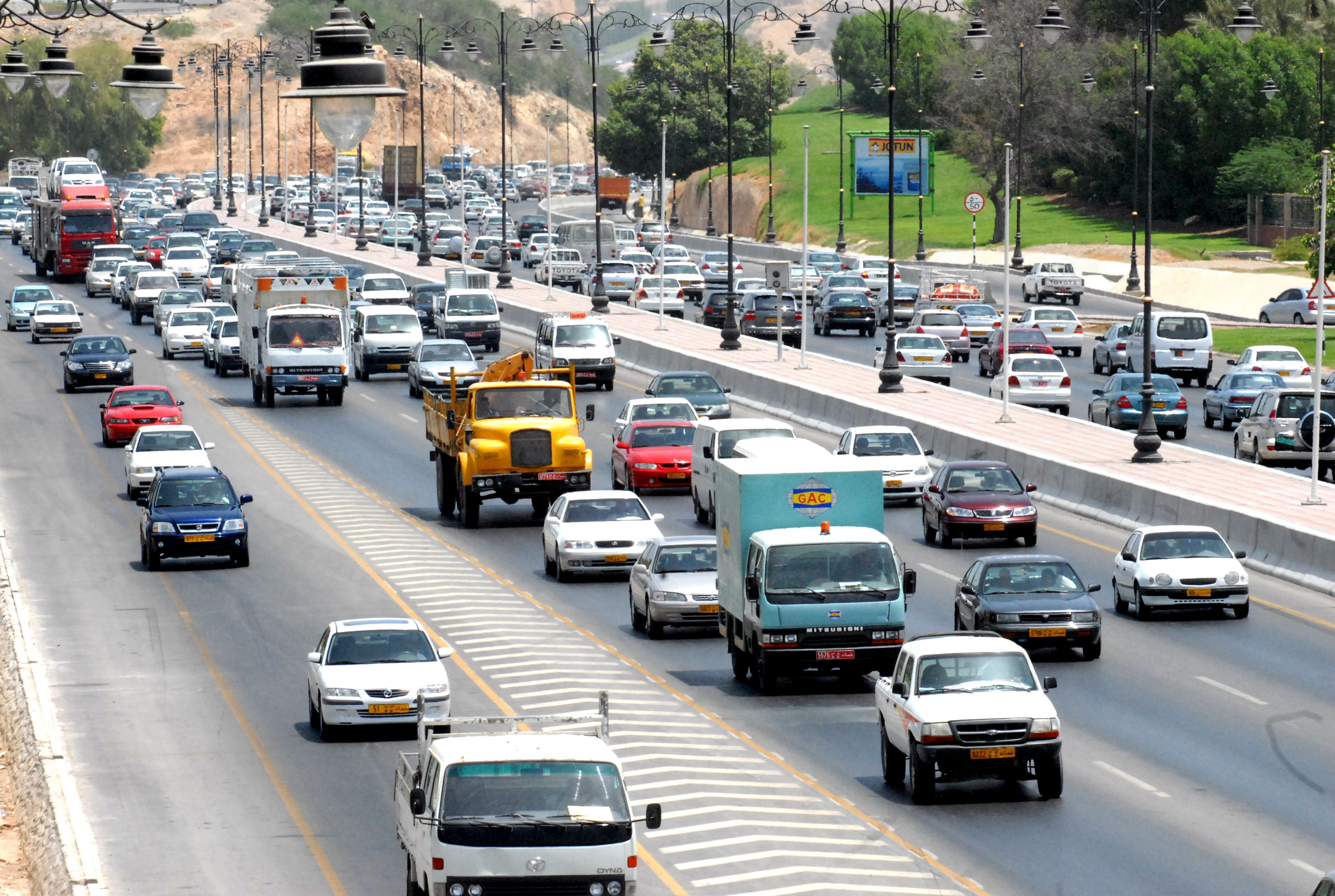 بيانات حكومية: انخفاض السيارات الجديدة المسجلة وتراجع حوادث الطرق