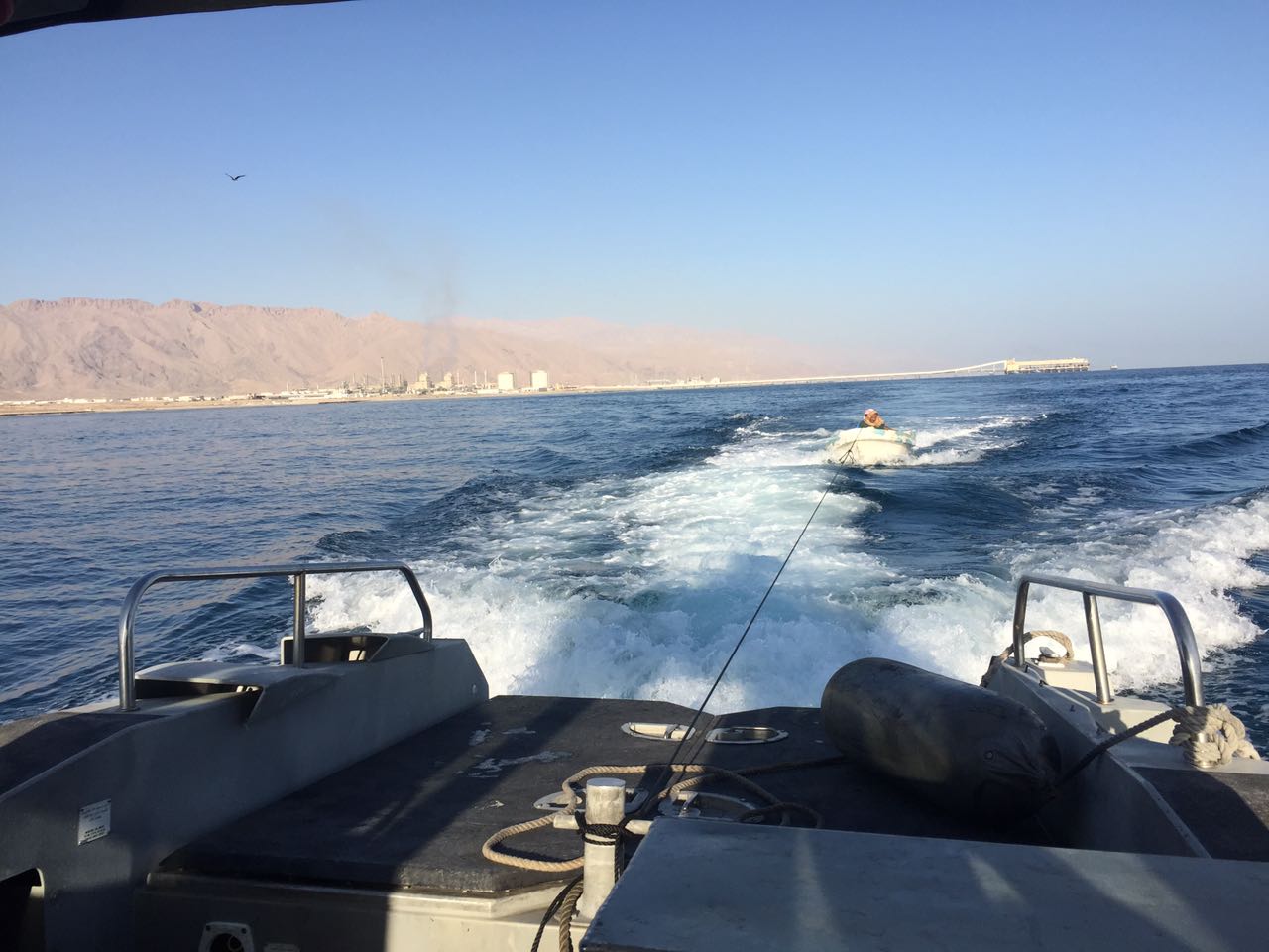 شرطة خفر السواحل تقدم المساعدة لقاربي صيد في مسندم وصور