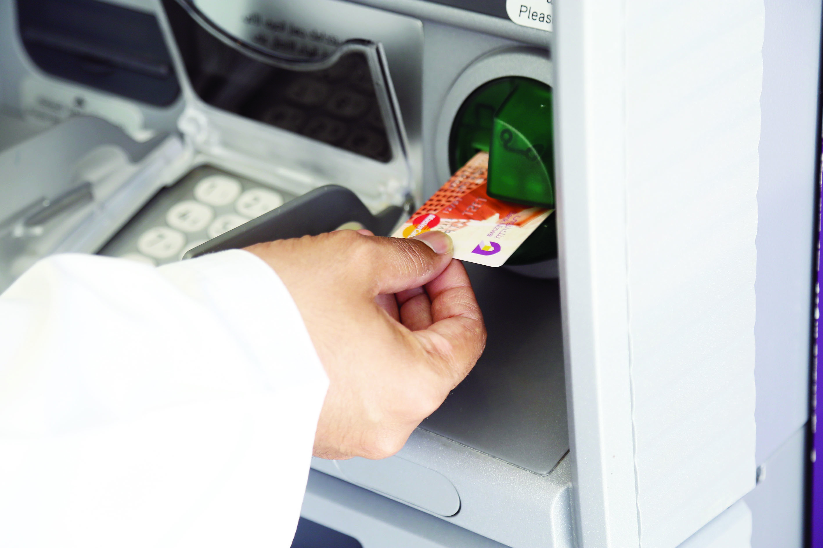 بنك نزوى يدعو جميع زبائنه للاستفادة 

من بطاقاته الذكيّة