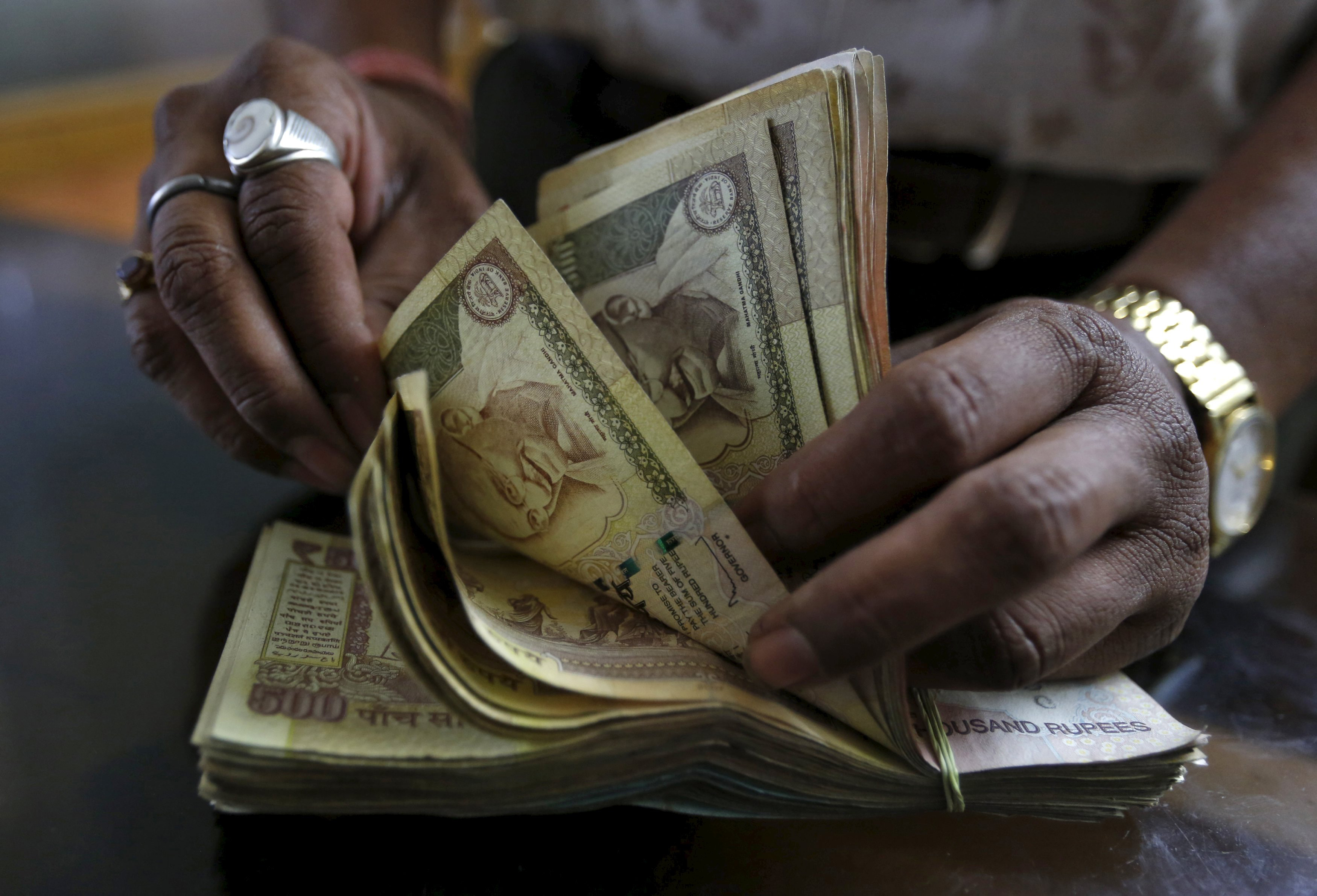 Indian cabinet clears ordinance to penalise persons with old notes