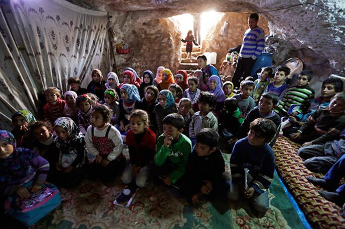 4 صور توضح مأساة أطفال سوريا .... شاهدها