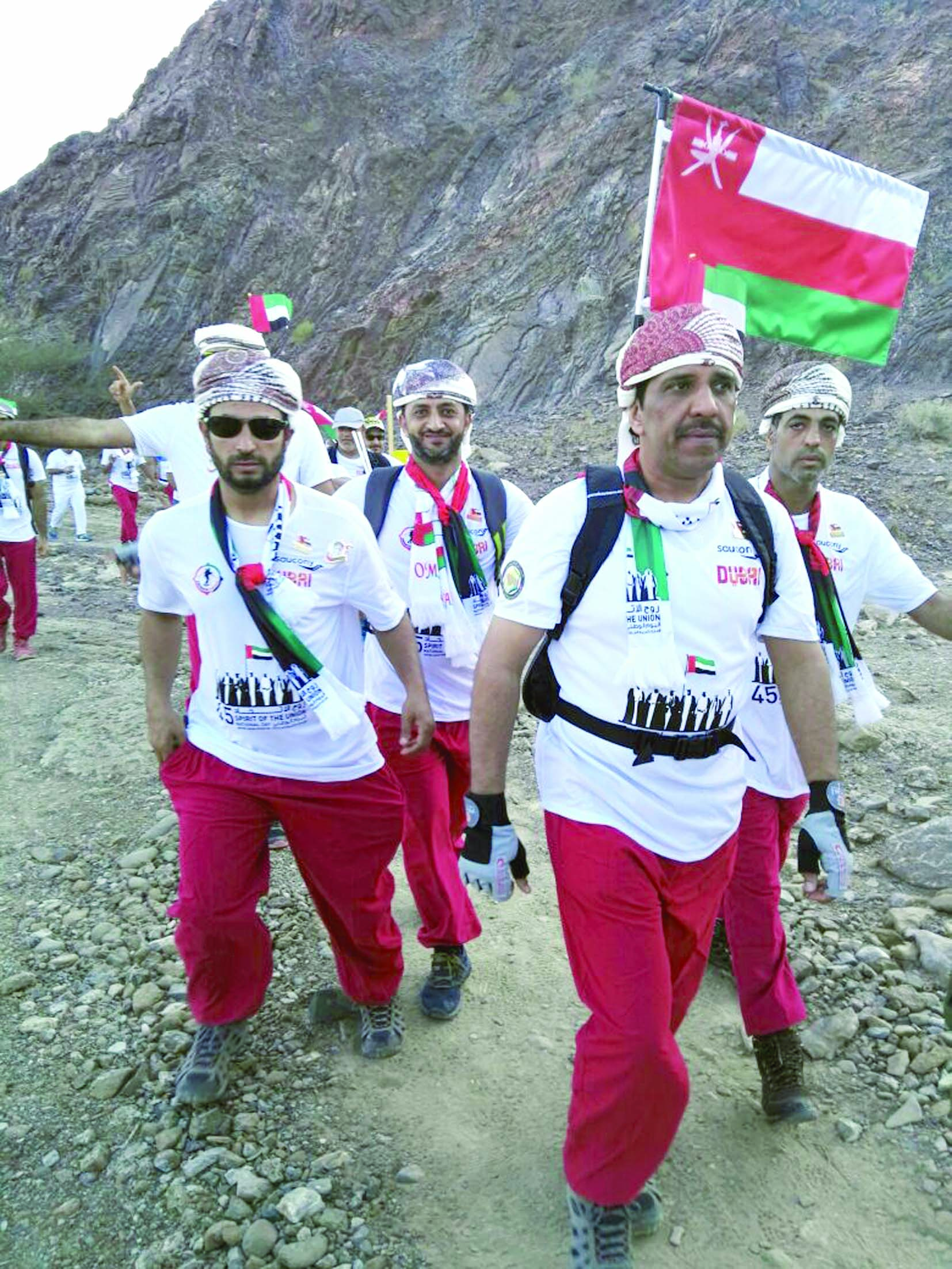 "هايكنج سلطنة عمان" يحتفل بالعيد الوطني للإمارات بصعود الجبال