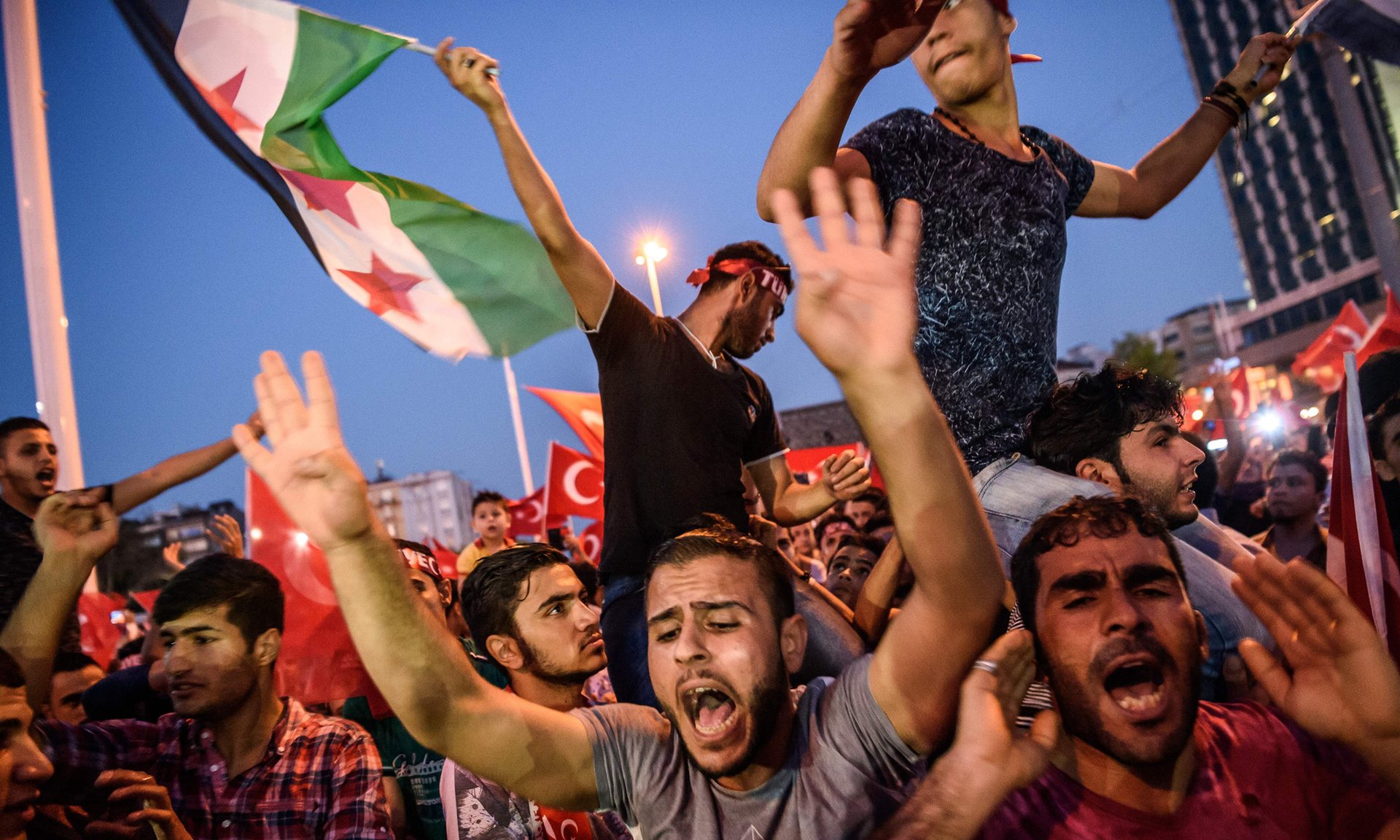 كيف ازدادت معاناة السوريين مع انخفاض الليرة التركية؟