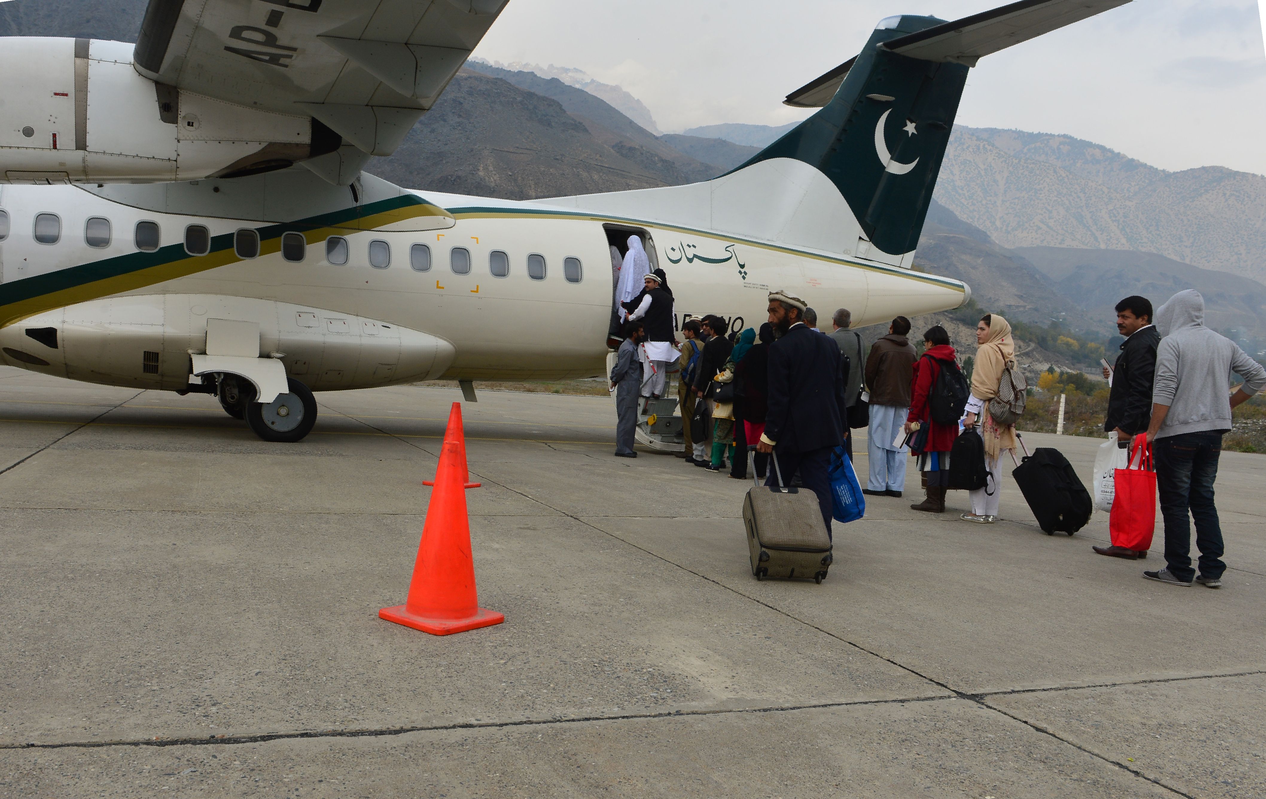 At least 40 dead in plane crash in Pakistan mountains