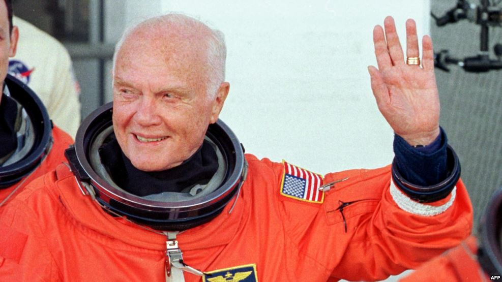 الإعلان عن وفاة أول رائد أمريكي يدور حول الأرض