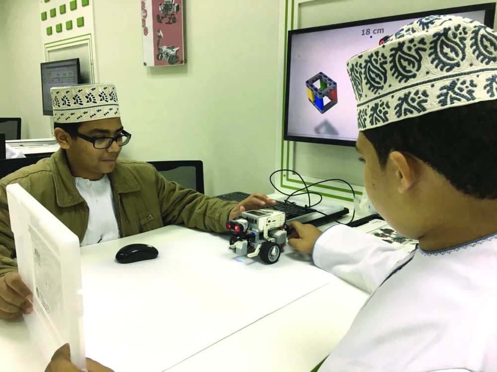 العمانية للغاز الطبيعي المسال تدشن مختبر الروبوت التعليمي بالداخلية